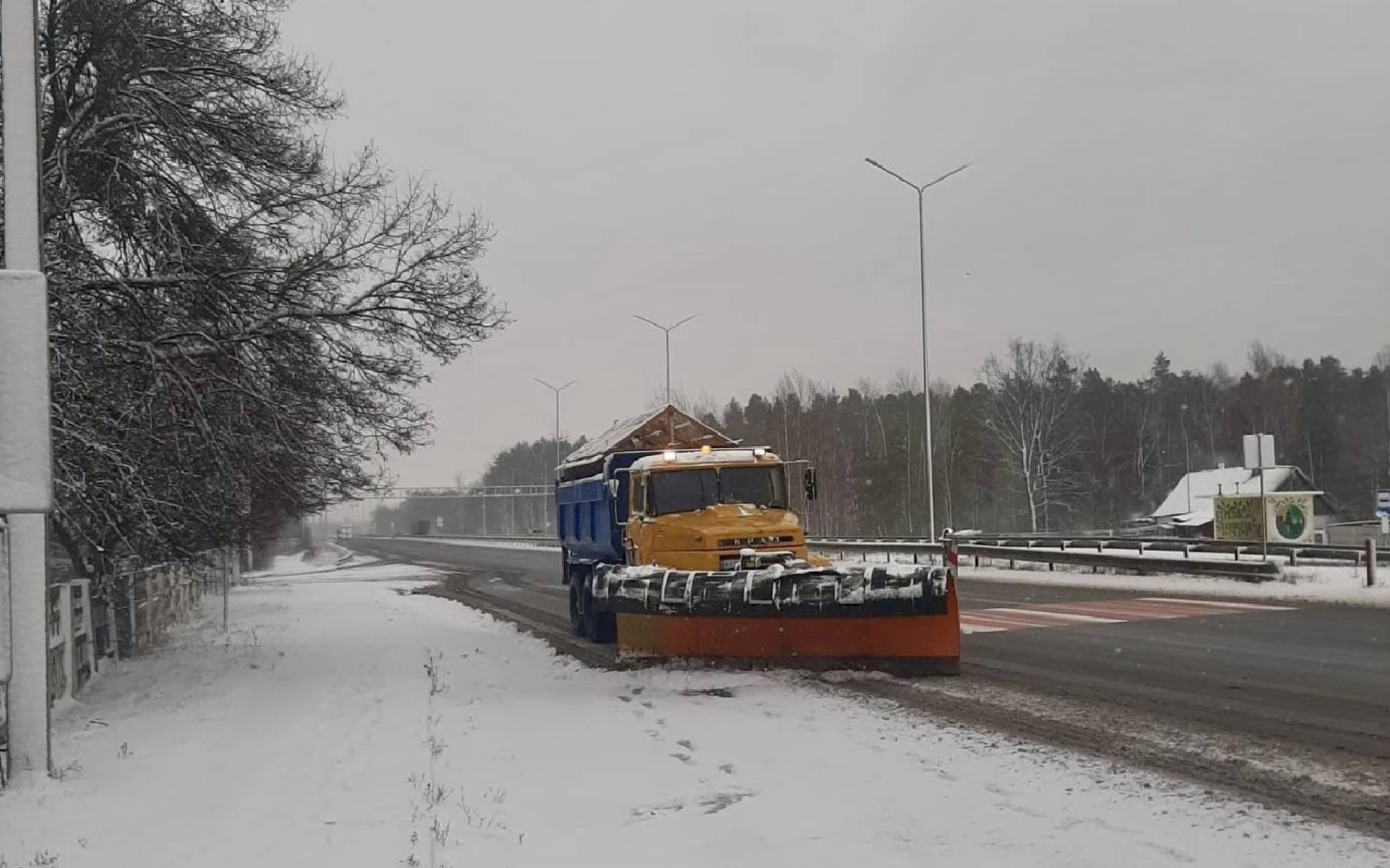 Штормове попередження в Україні : дороги державного значення чистять від переметів