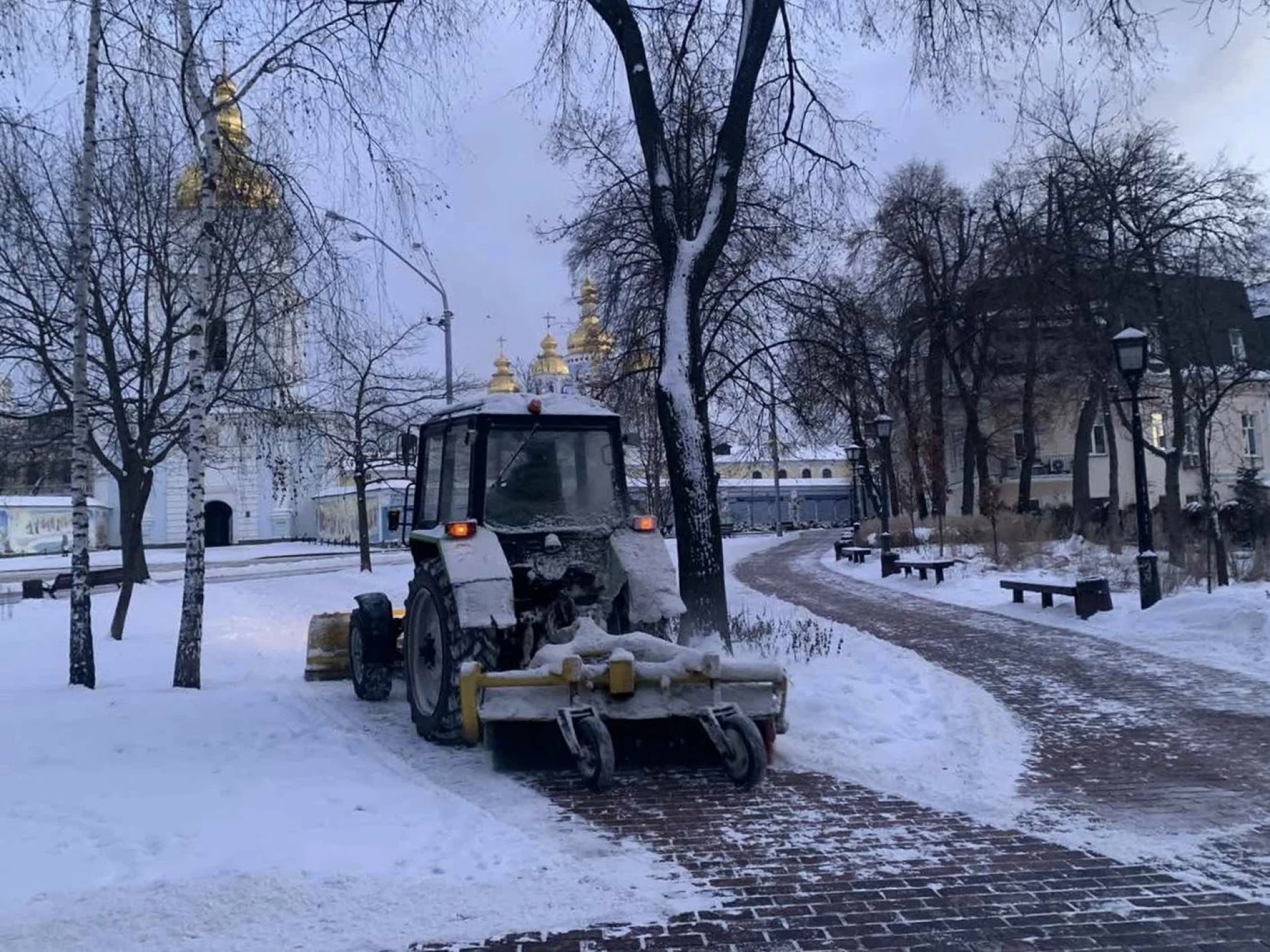 Столицю засипає снігом: на вулицях працюють 173 одиниці техніки «Київавтодору»