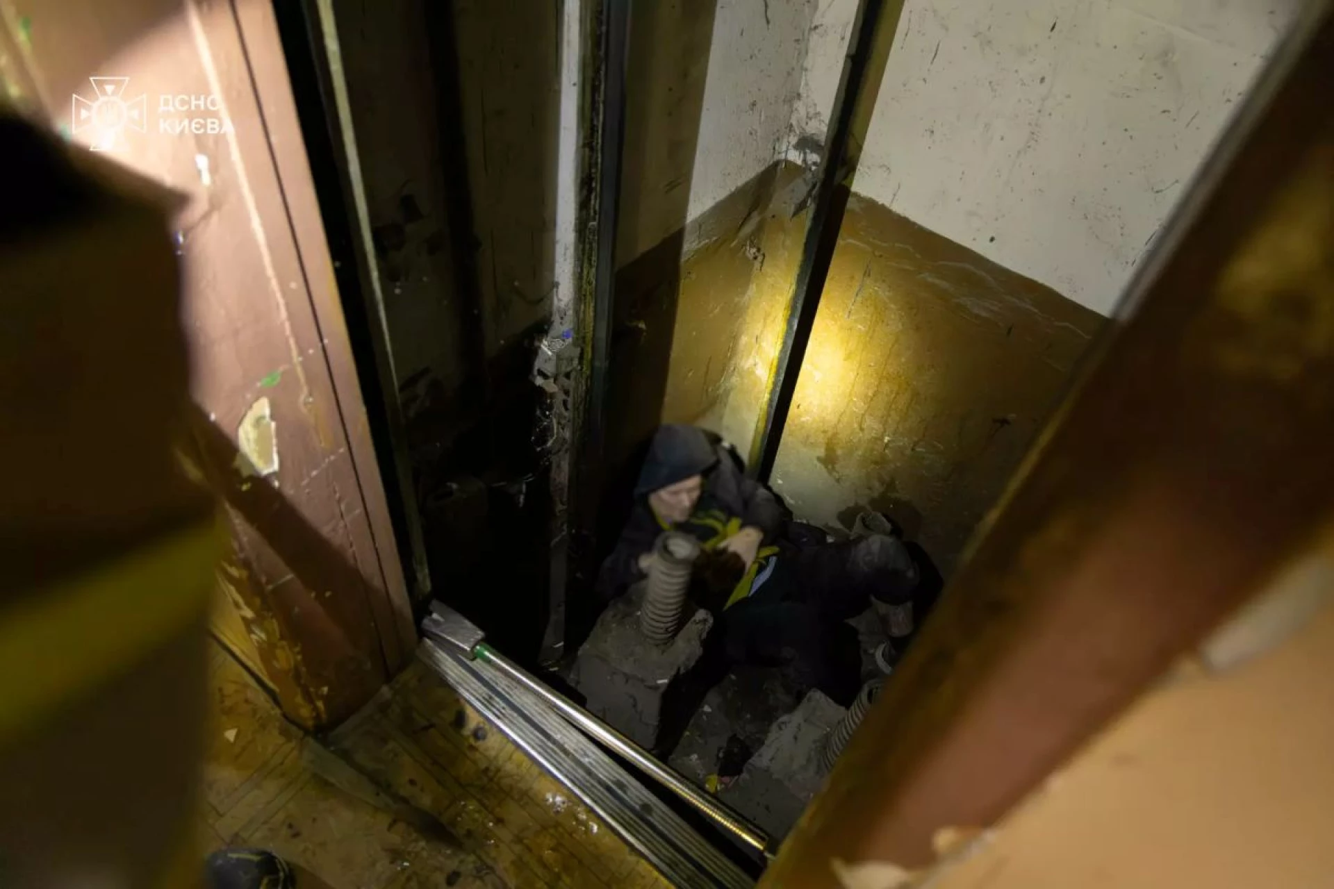 У Києві рятувальники дістали чоловіка з ліфтової шахти