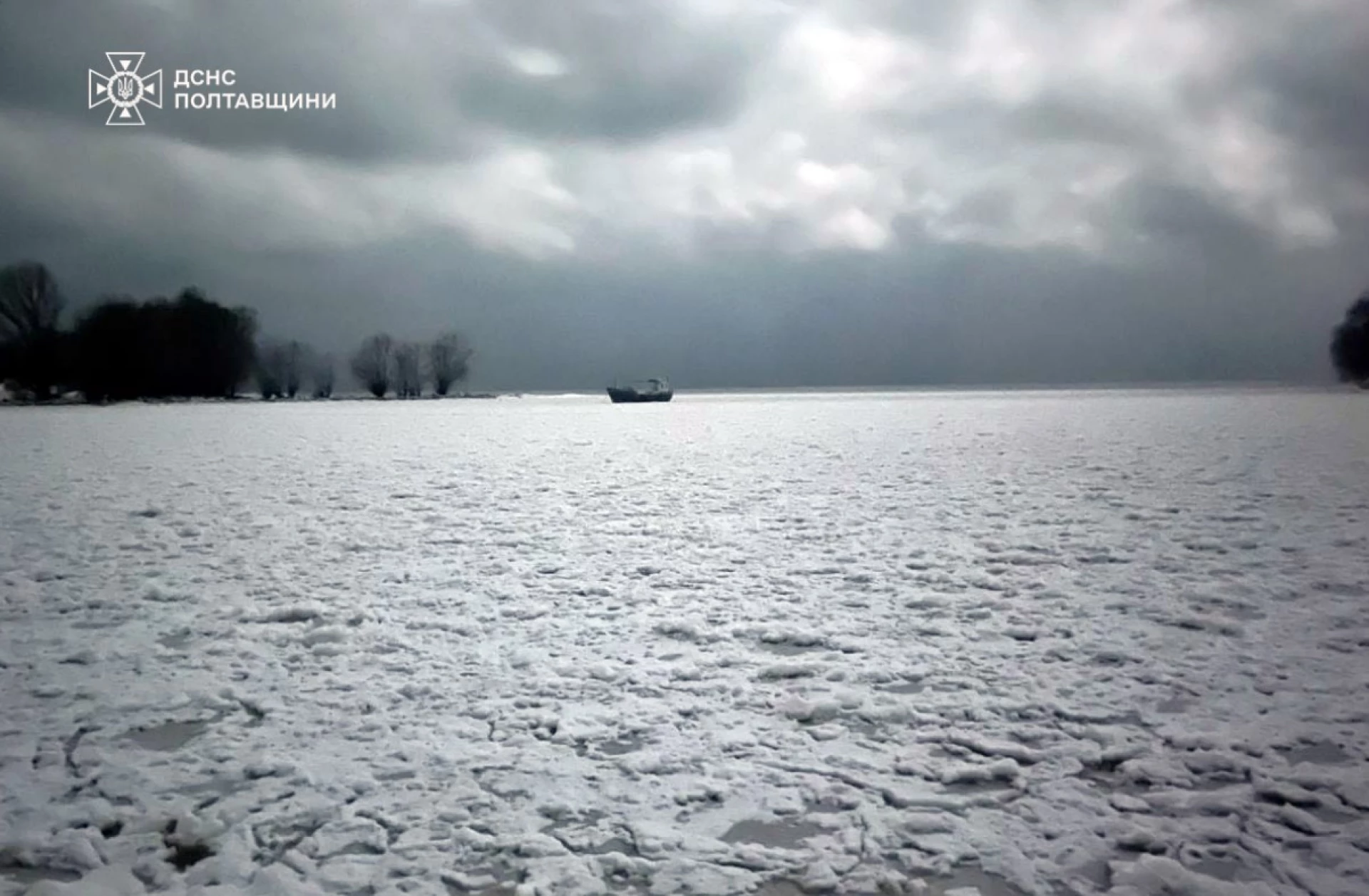 У новорічну річ врятували людей, які на човні застрягли серед Дніпра