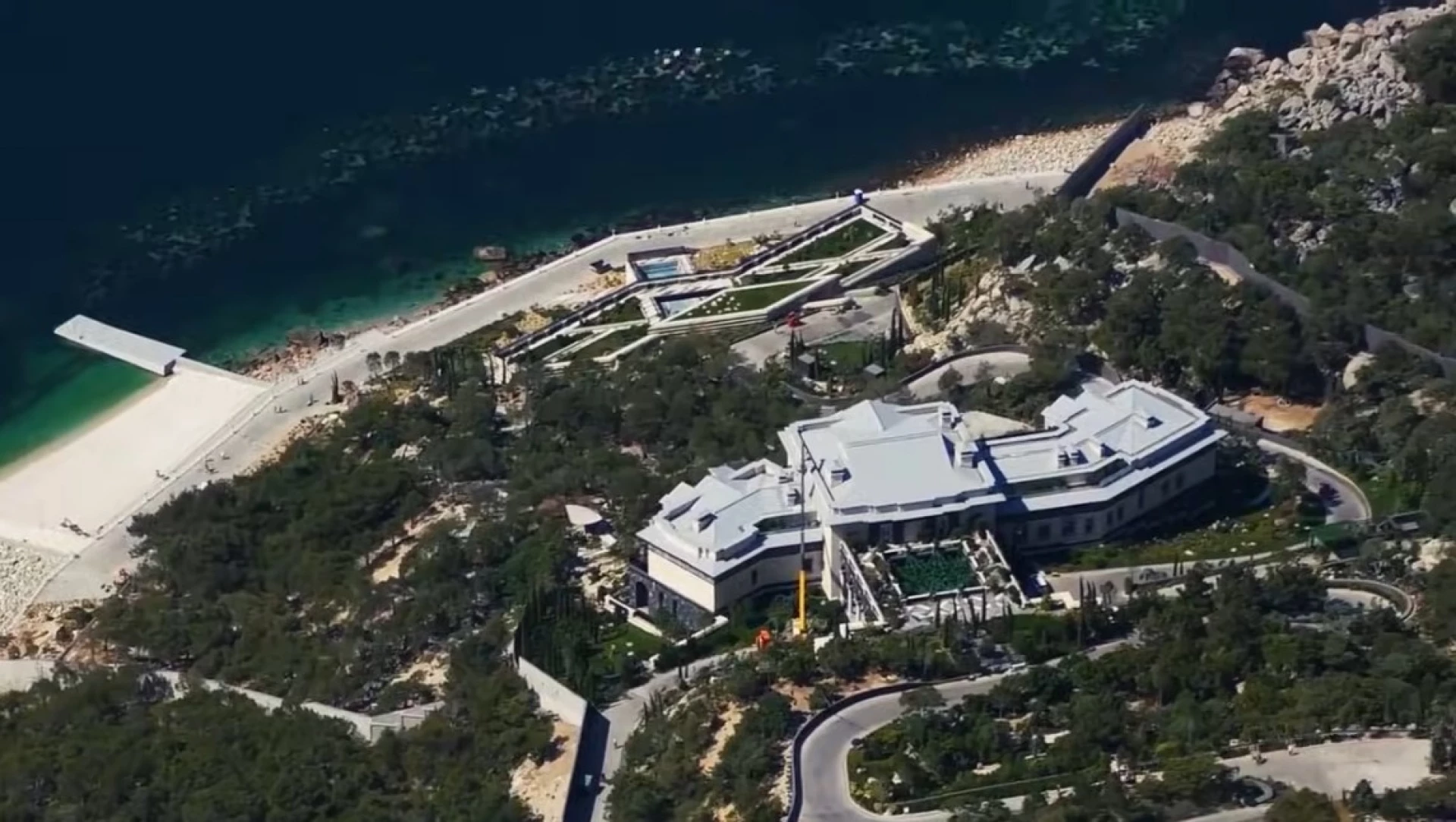 Знайшли новий палац Путіна у Криму із власною лікарнею та кріокамерою