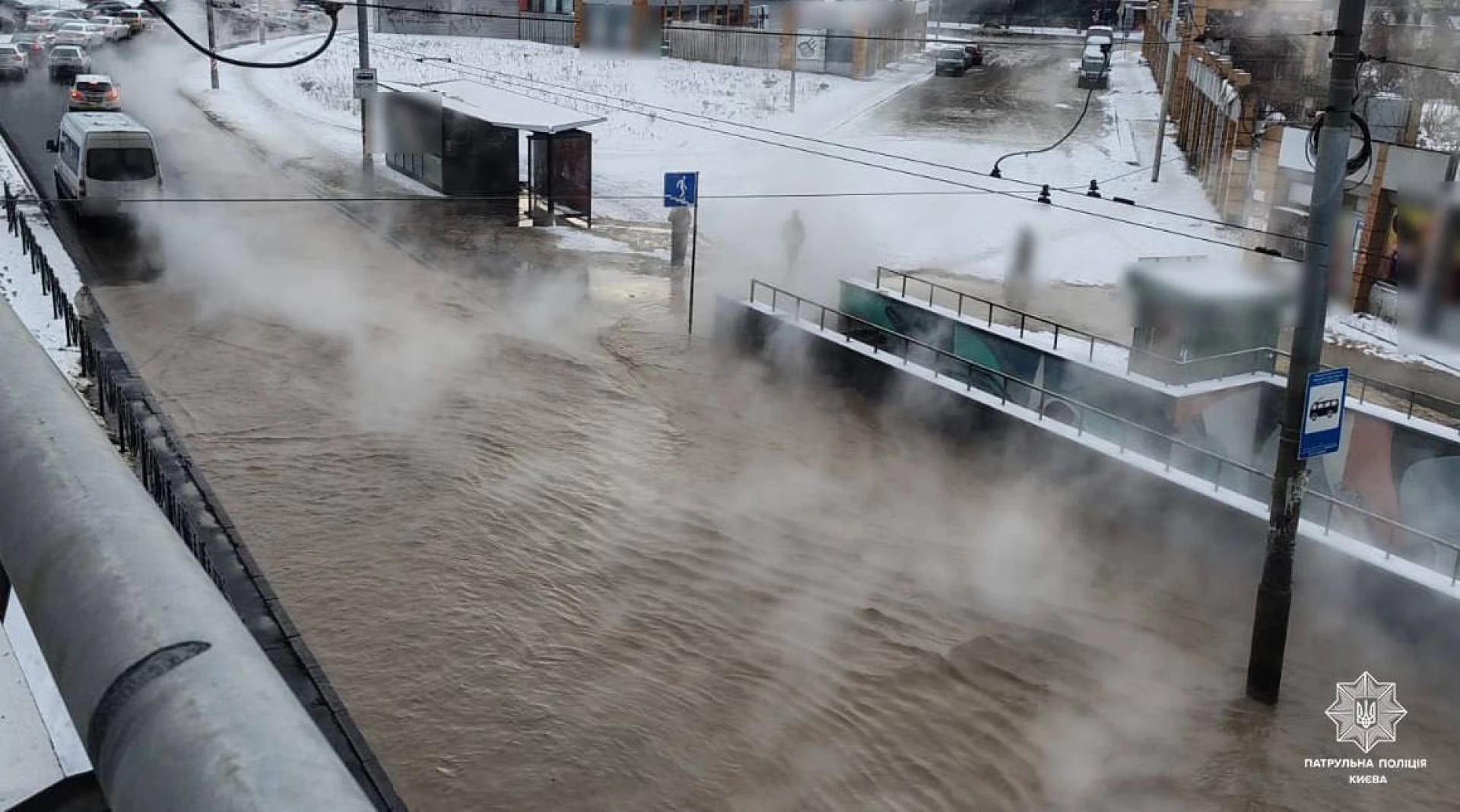 Через аварію тепломережі у Києві ускладнений рух на проспекті Лобановського