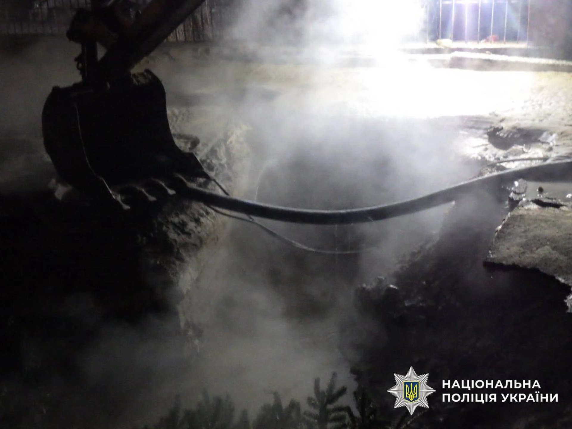 У Києві 16-річна дівчина впала у яму з окропом, утворену внаслідок аварії тепломережі