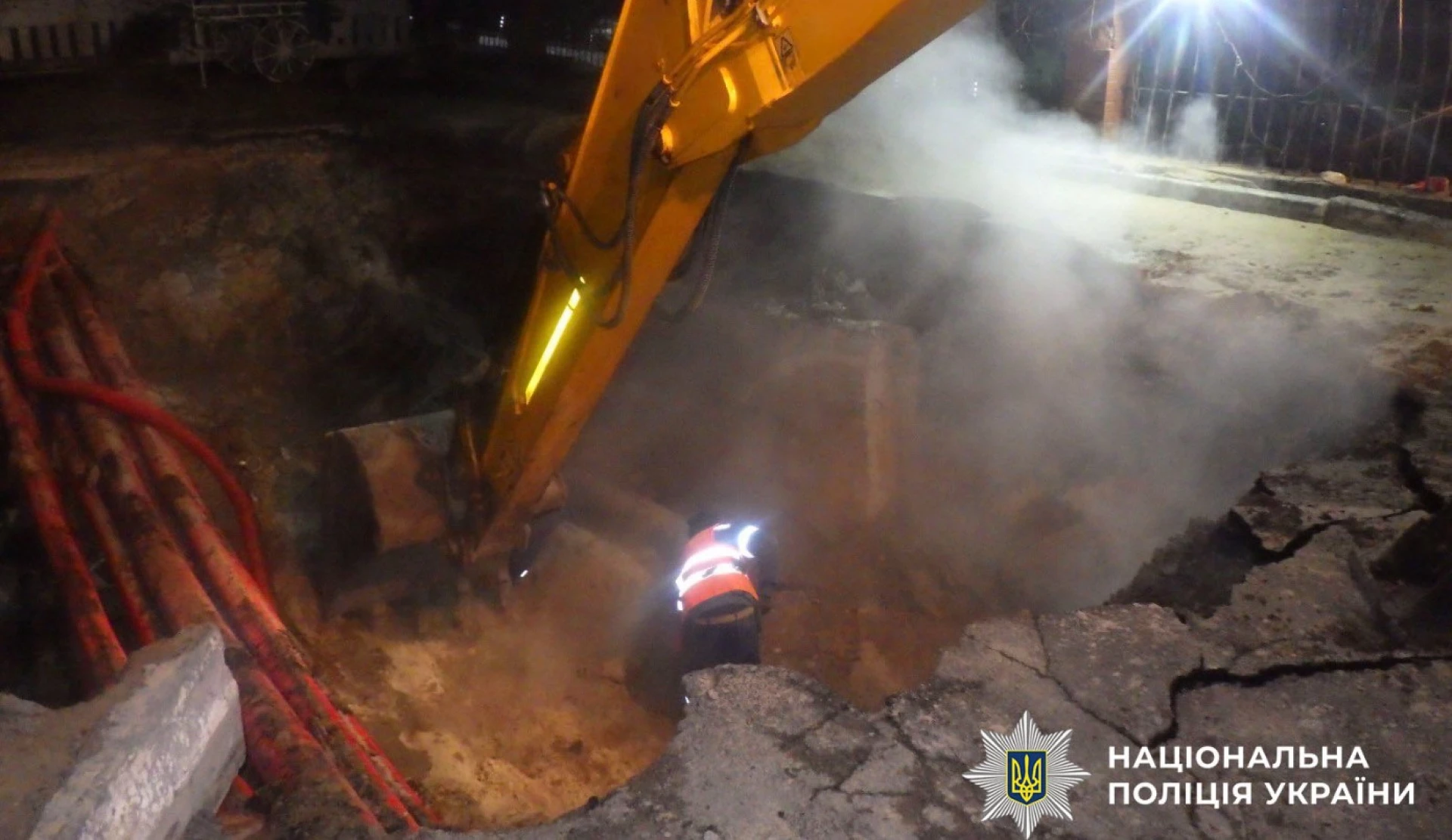 У Києві дівчина впала в яму з кип’ятком на місці прориву теплотраси – на тілі 73% опіків