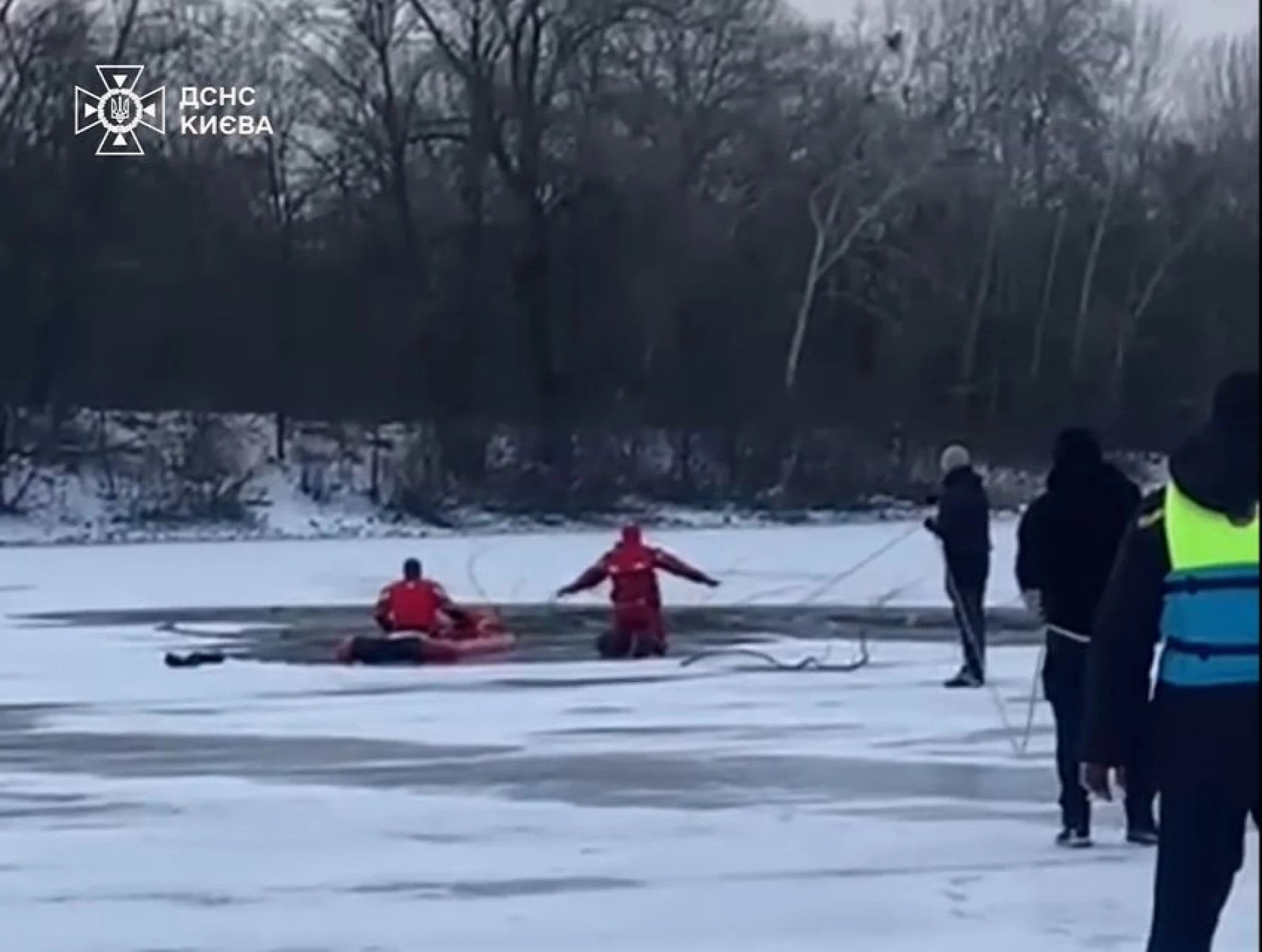 У Києві рятувальники дістали двох людей з крижаної водойми