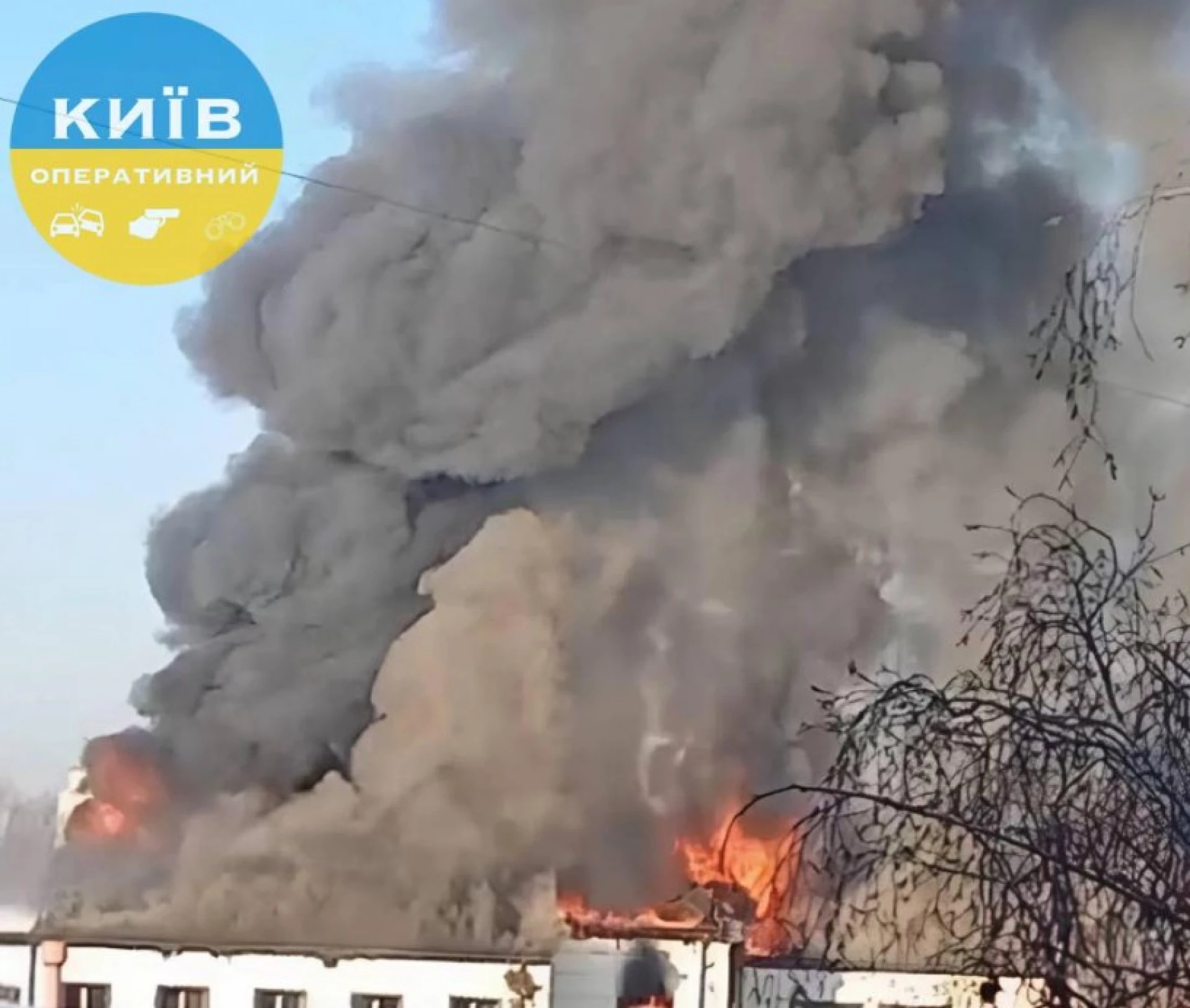 У Солом’янському районі спалахнула масштабна пожежа