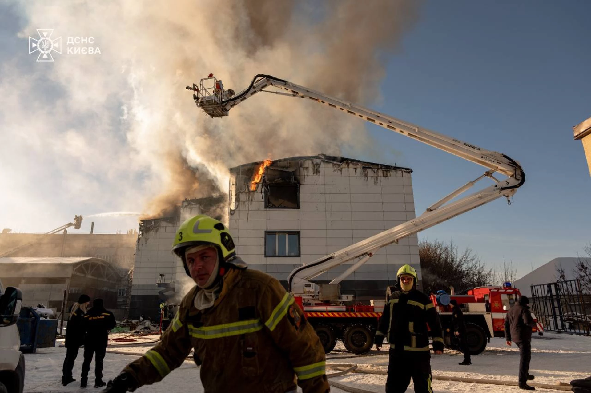Масштабна пожежа у Солом’янському районі ліквідована