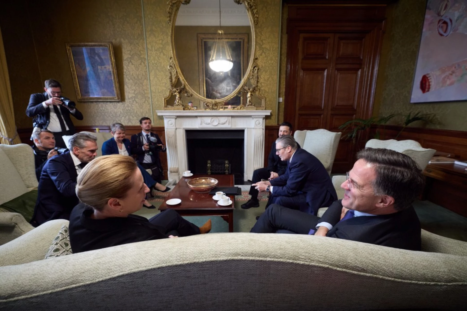 У Парижі європейські політики обговорять присутність військ США в Україні – Bloomberg