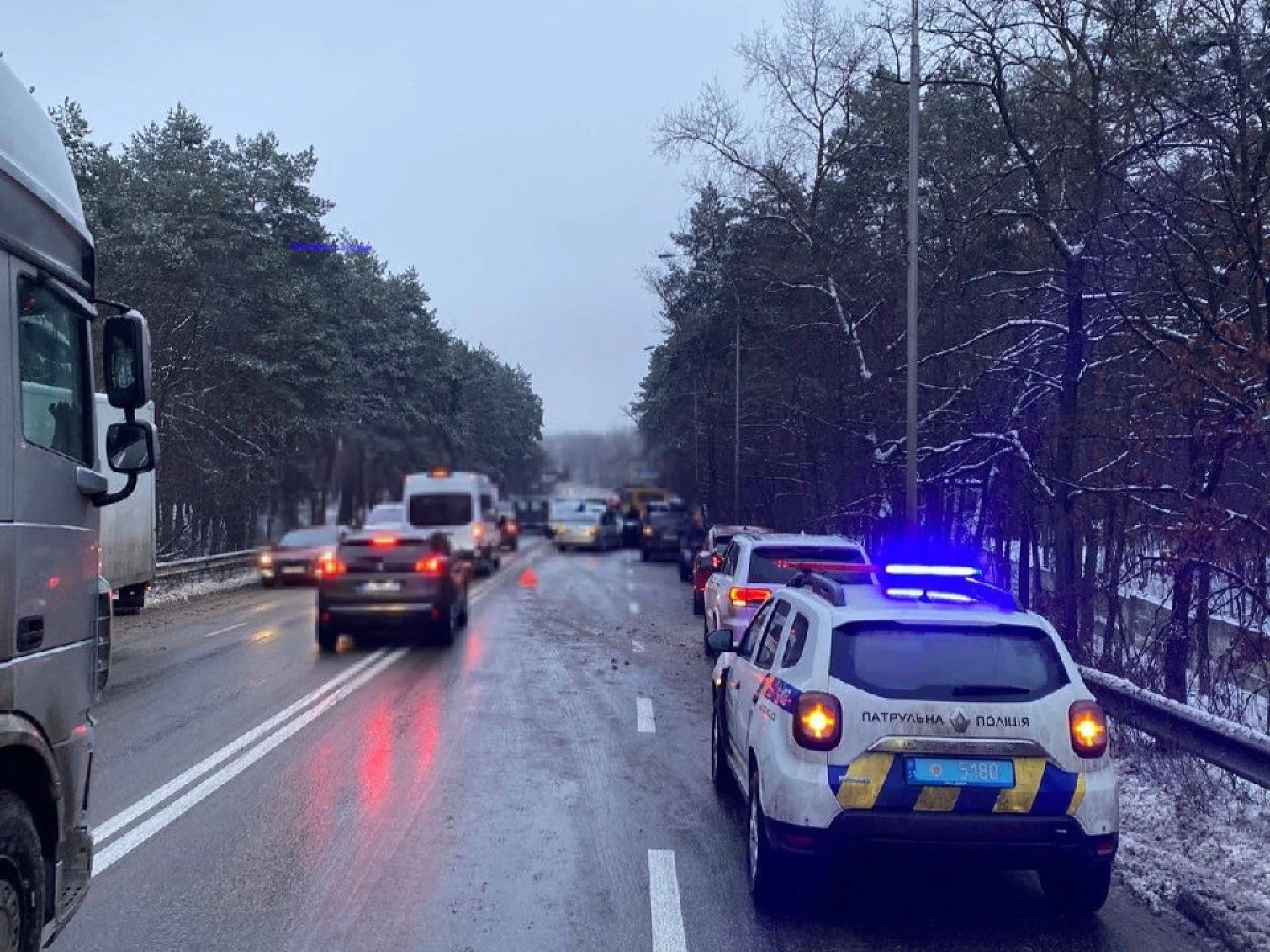 У Києві зіткнулися 13 автомобілів: рух до Вишгорода ускладнений