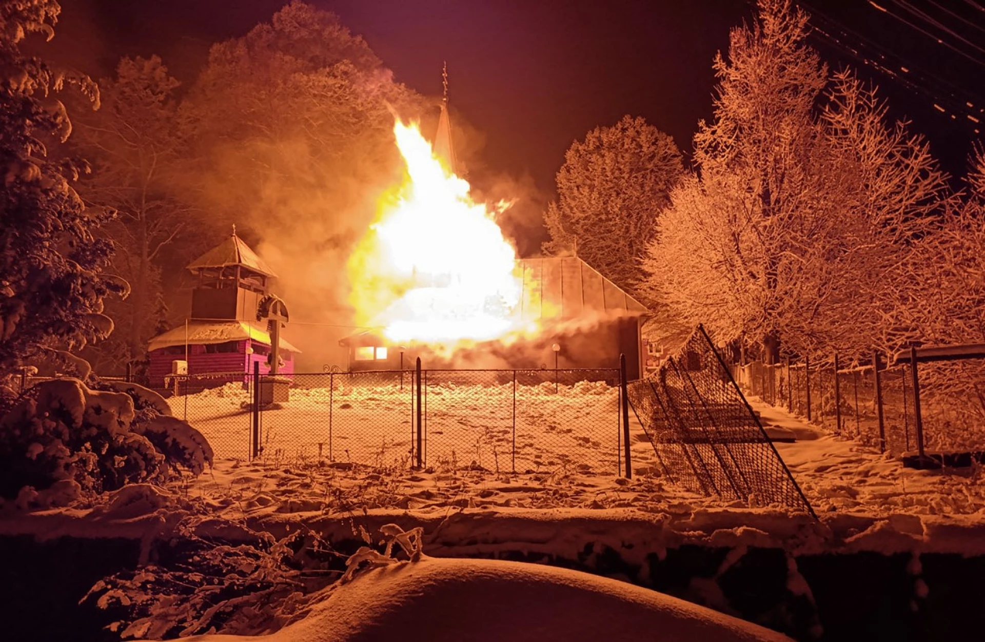 Вогонь охопив старовинну дерев’яну церкву на Закарпатті, коли священник готувався до богослужіння