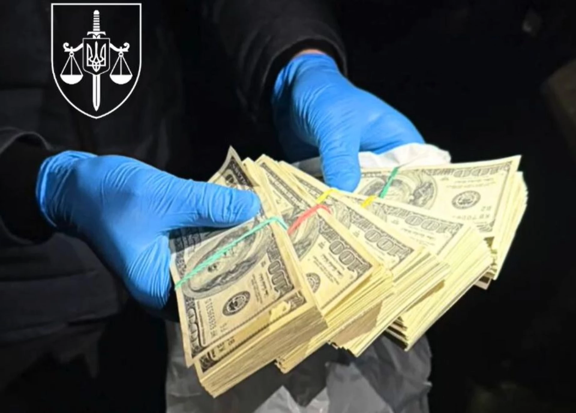 Киянин вимагав 100 тис. доларів за «вирішення питань» з правоохоронцями