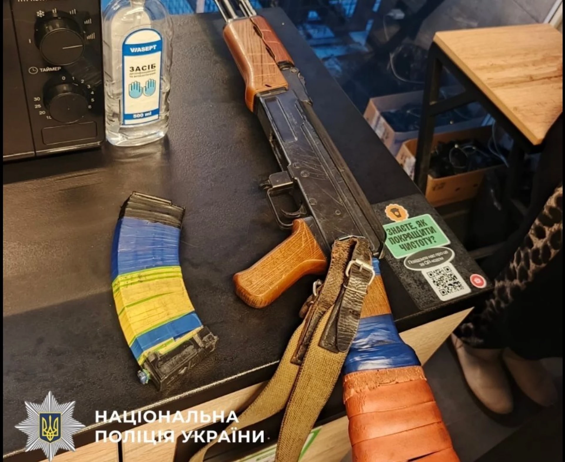 У Києві чоловік ходив по супермаркету з муляжем автомата