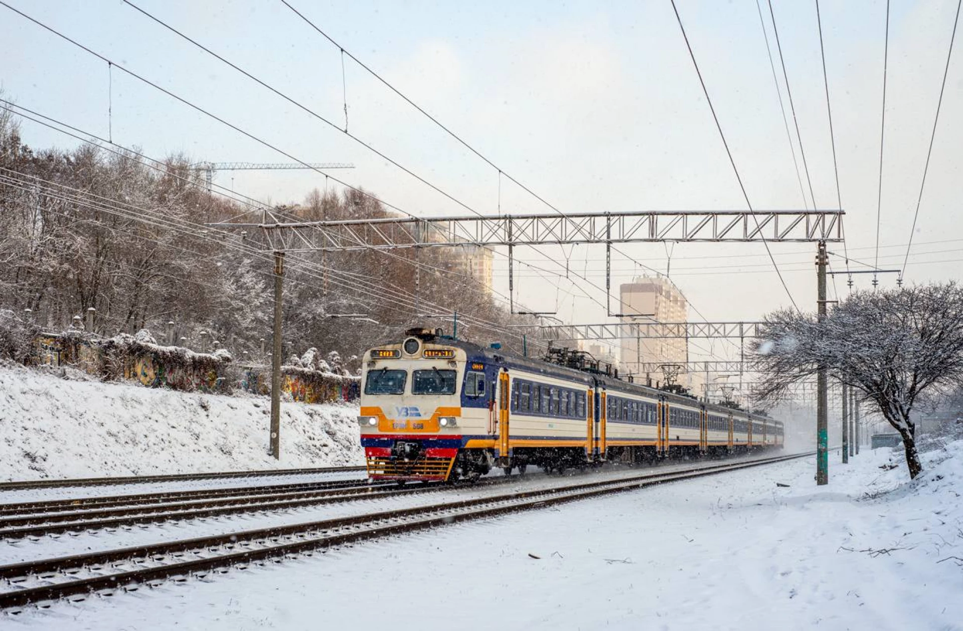 Через негоду в Києві запустили додаткові шатли між Дарницею та Видубичами