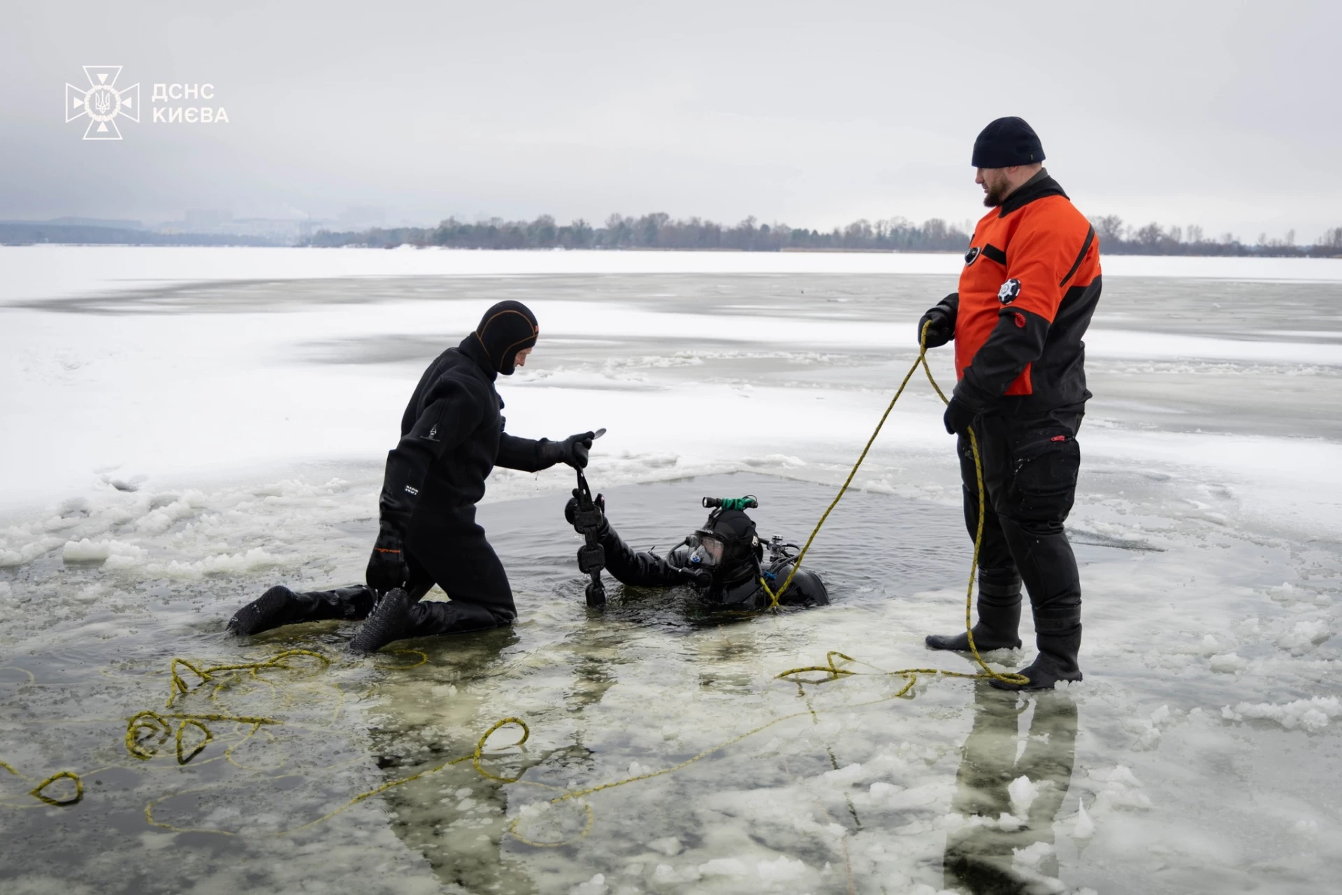 У Києві водолази-сапери вилучили з акваторії Дніпра залишки ворожого БпЛА