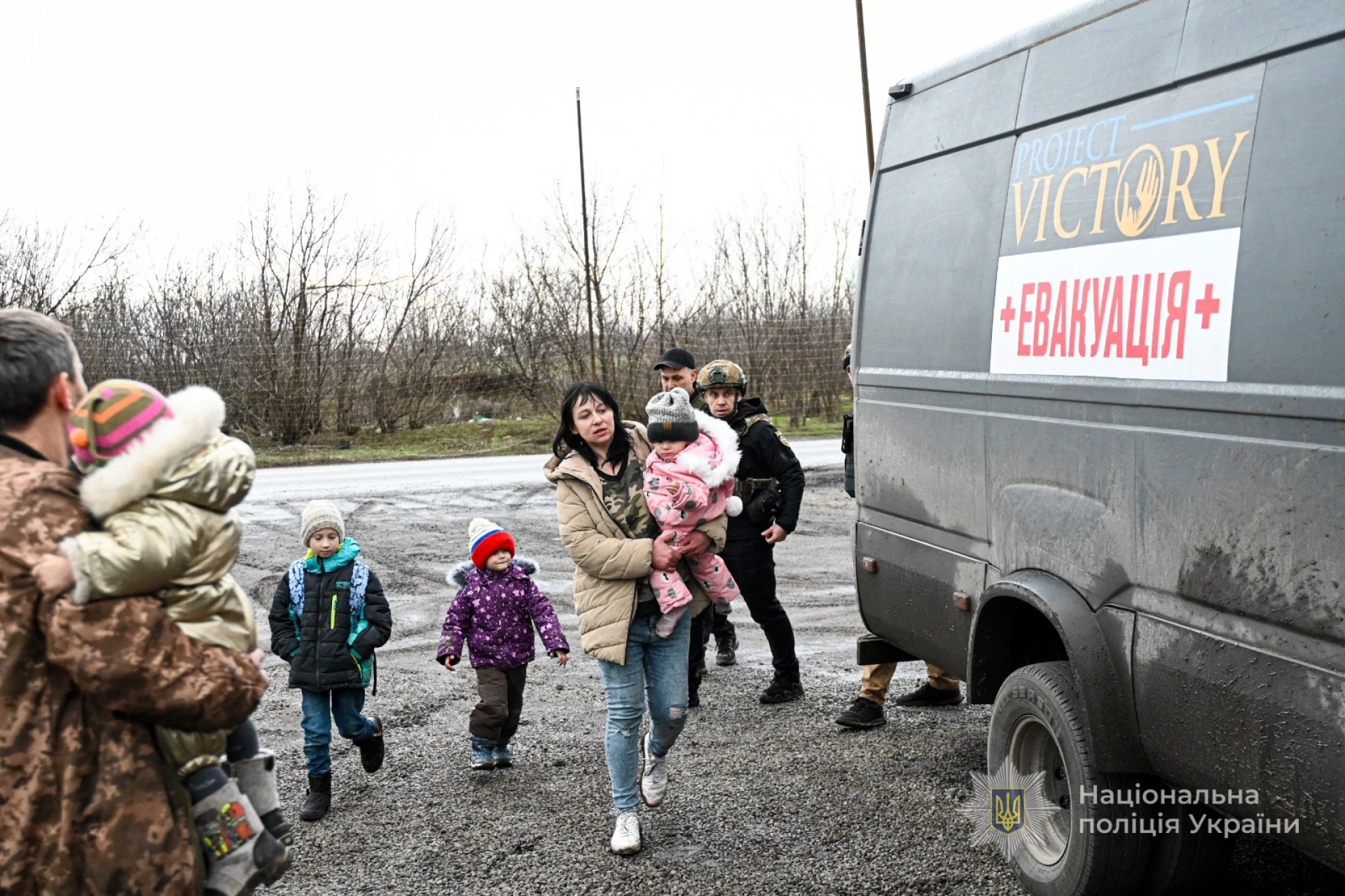 Запорізькі поліцейські разом із капеланами евакуювали багатодітну матір із Таврійського