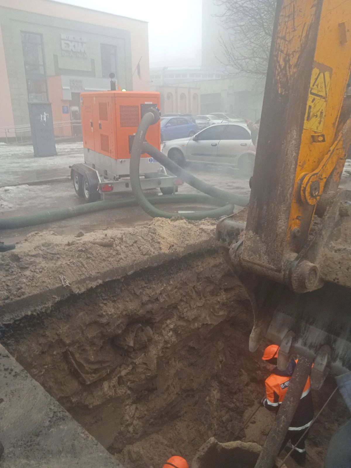 На вулиці Гоголя у Черкасах продовжують ремонт каналізаційного колектора