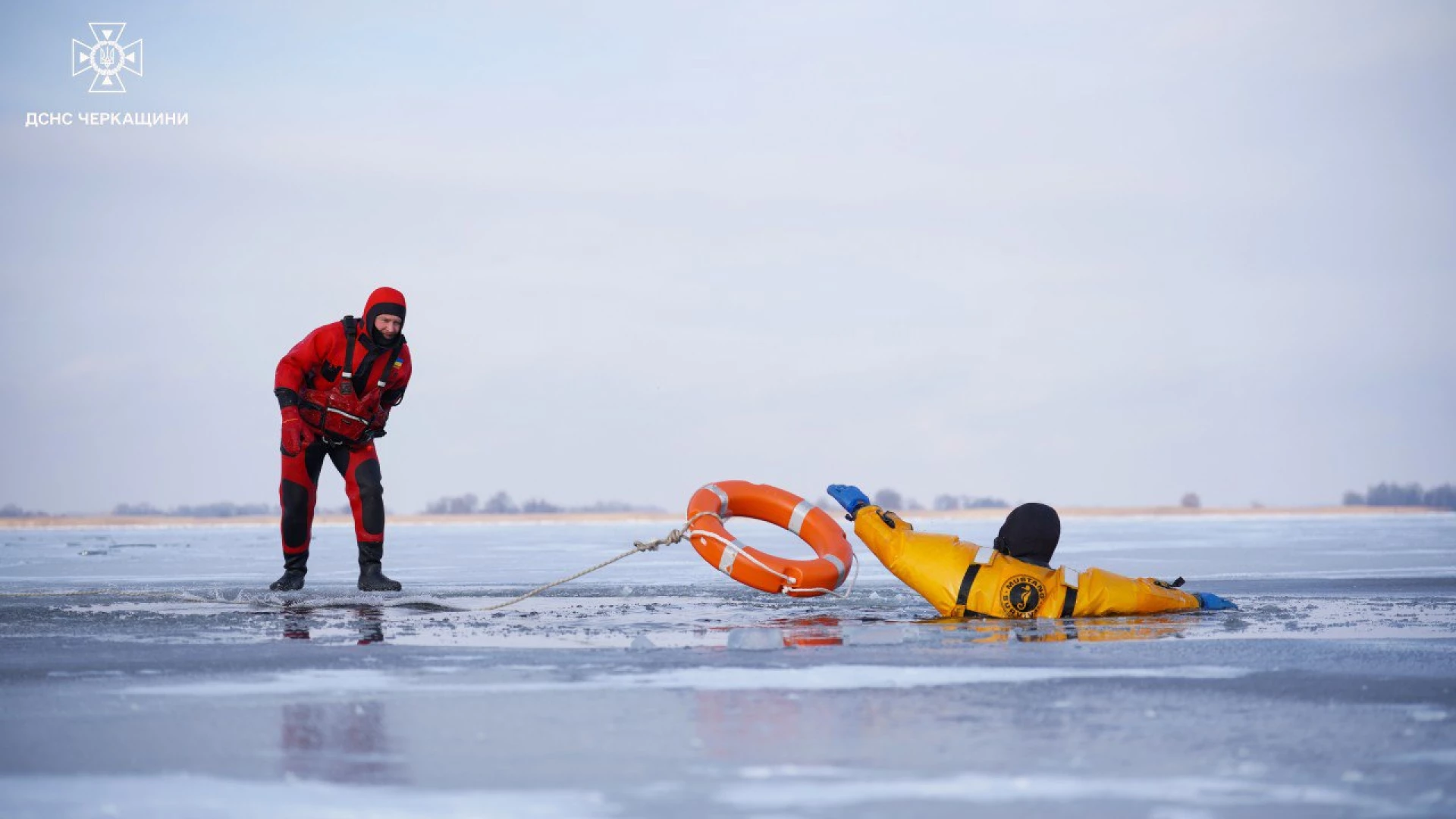 Черкаські рятувальники прийшли на лід до рибалок і показали, що робити в разі повалення
