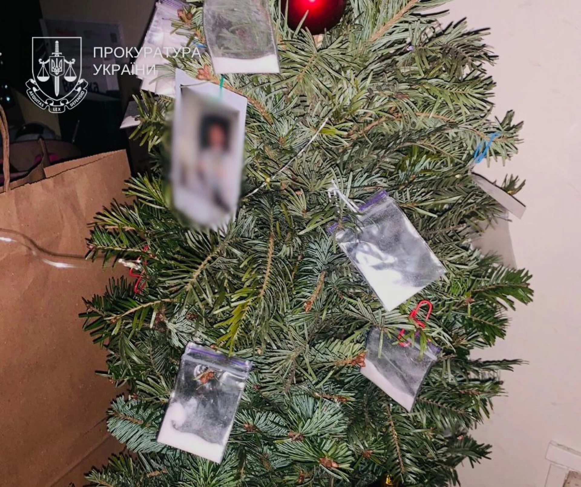 У столиці іноземець прикрасив пакетиками з наркотиками свою ялинку