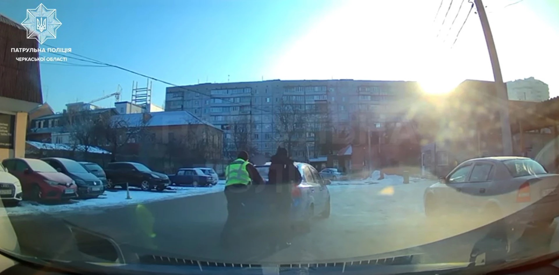 У Черкасах патрульні відштовхали автомобіль, в якого розрядився акумулятор. Відео