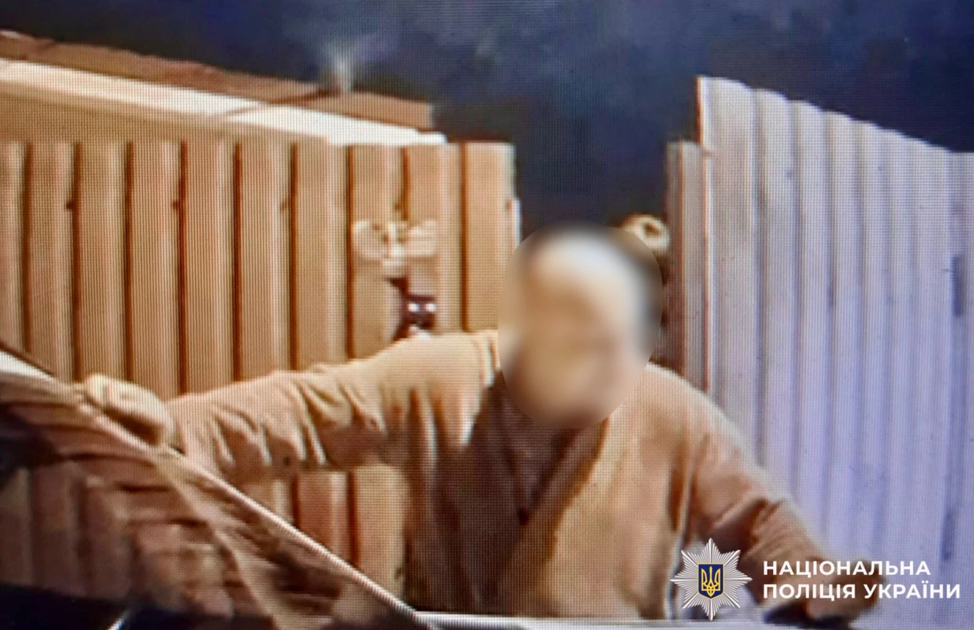 На Київщині чоловік напав на службове авто та погрожував правоохоронцям