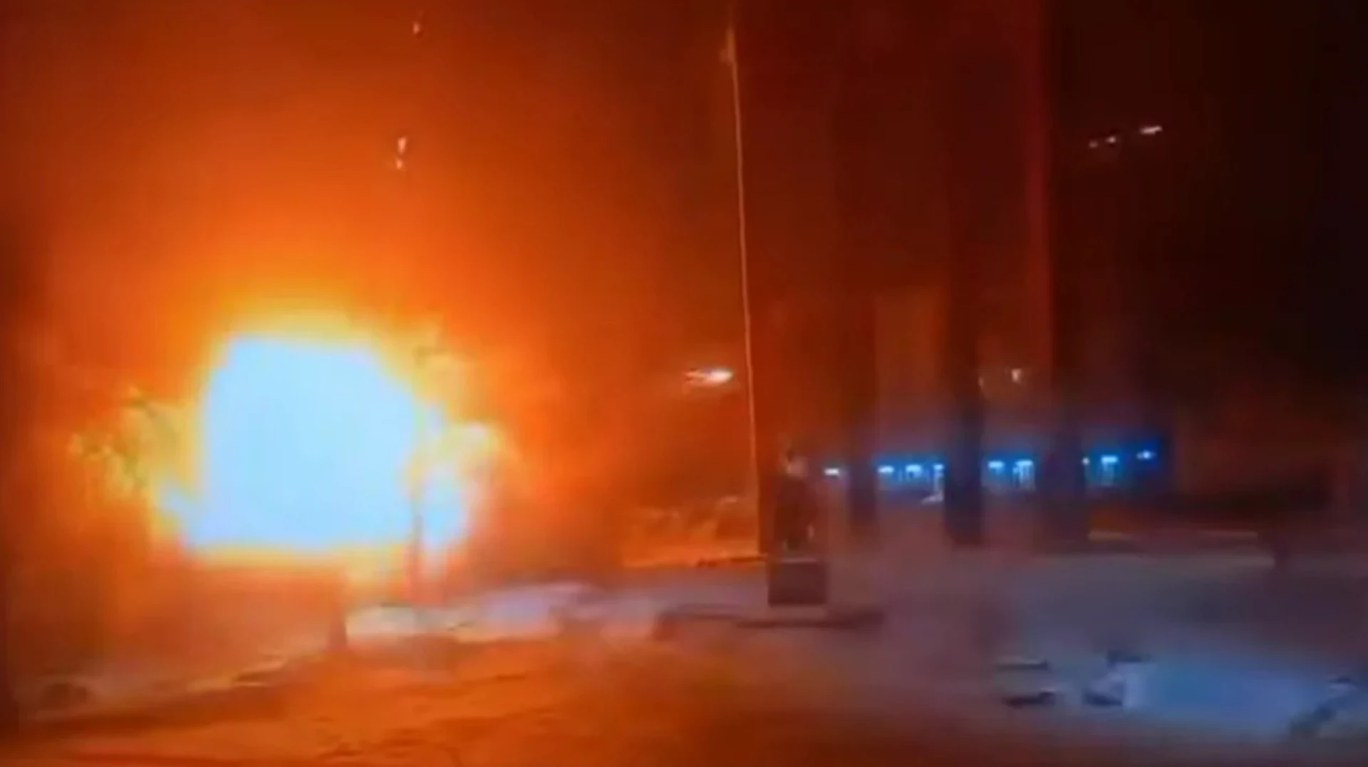 У Львові двірничка продовжила прибирати сніг після того, як поруч впав російський дрон