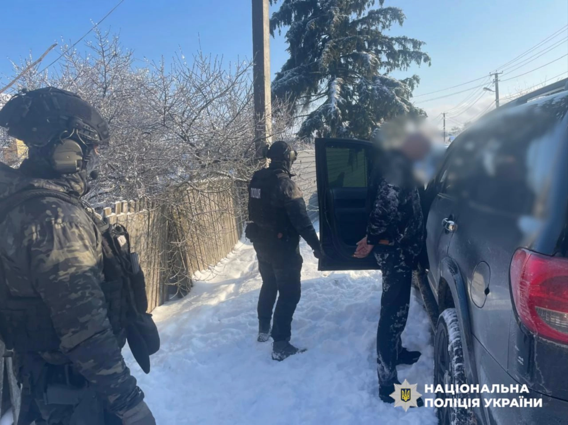 Погрози, побиття та шантаж дитиною заради 130 тис доларів вигаданого боргу: на Київщині затримали банду вимагачів