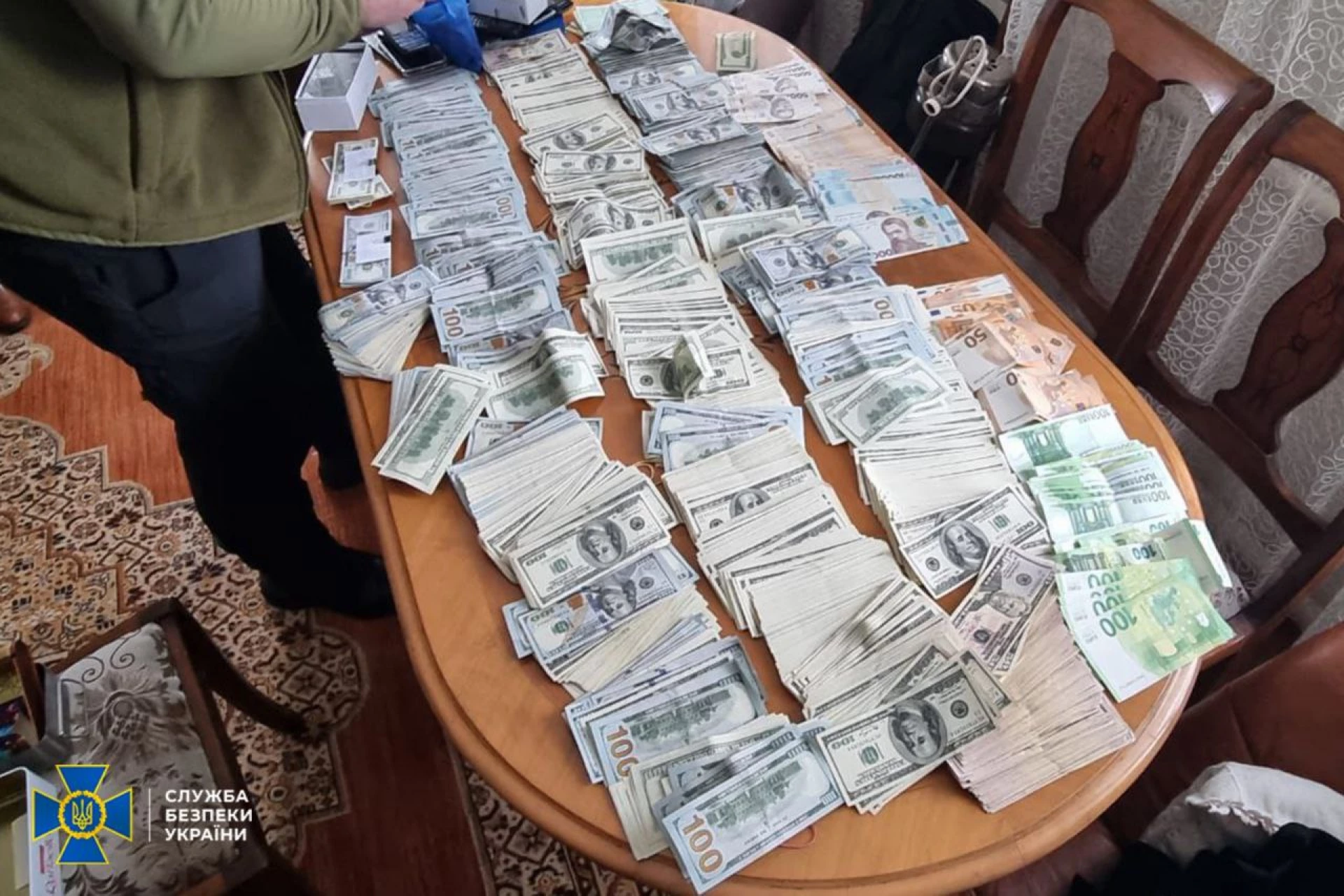 Голова ВЛК продавала «непридатність» до служби — у неї знайшли понад 300 тис. доларів