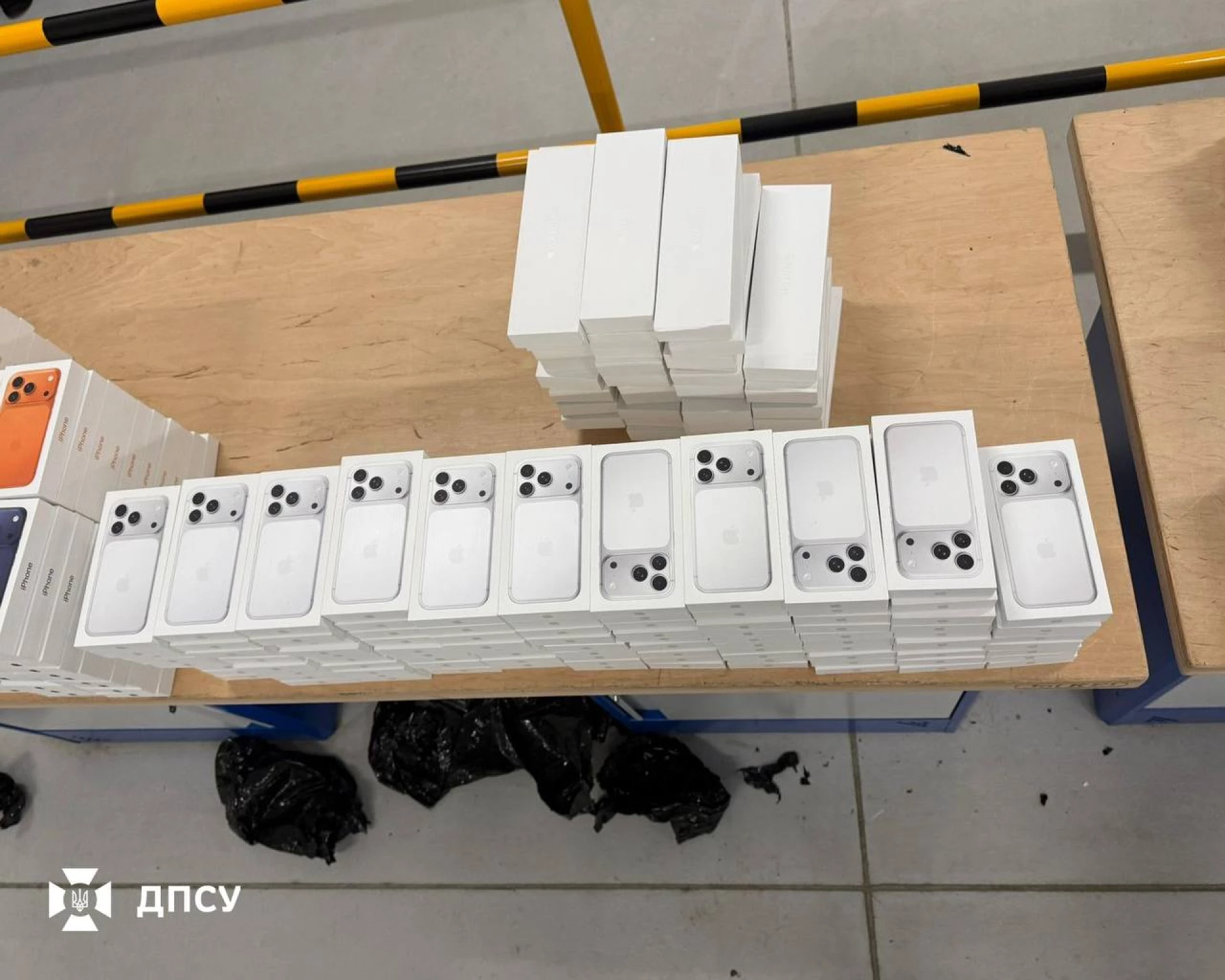 Водій буса заховав у підлозі 829 iPhone, їх виявили на Львівщині