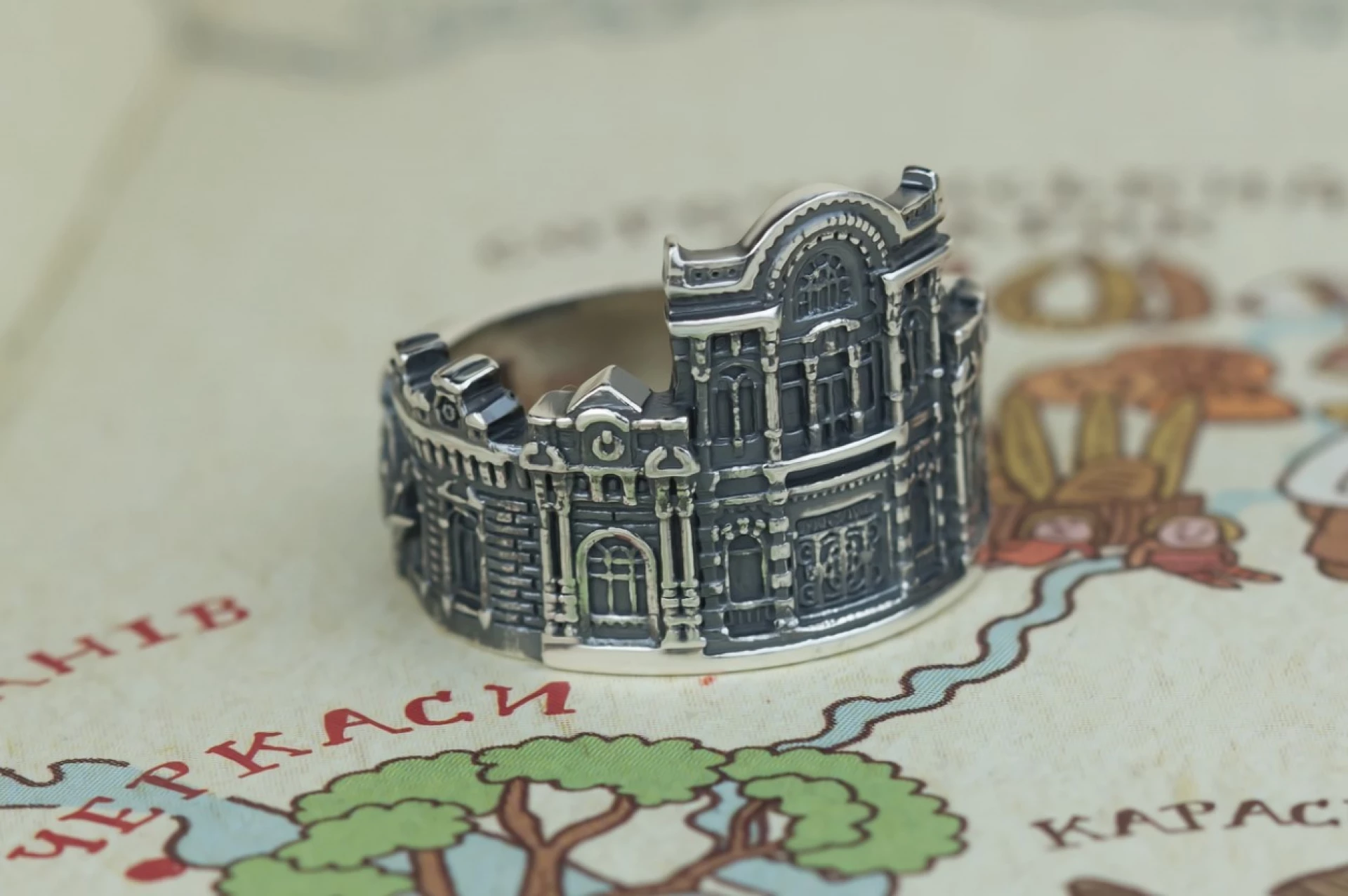 Ювеліри створили каблучку із Палацом щастя у Черкасах. Фото