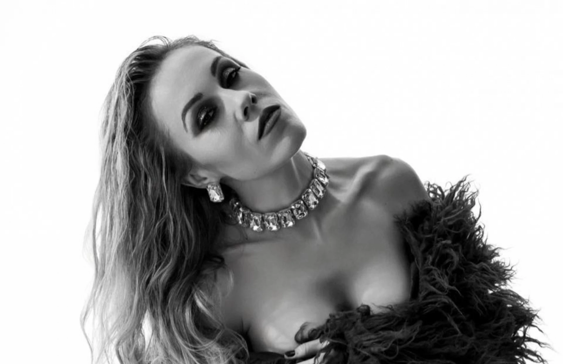 Виклали інтимні відео в мережу: співачку Alyosha шантажують шахраї