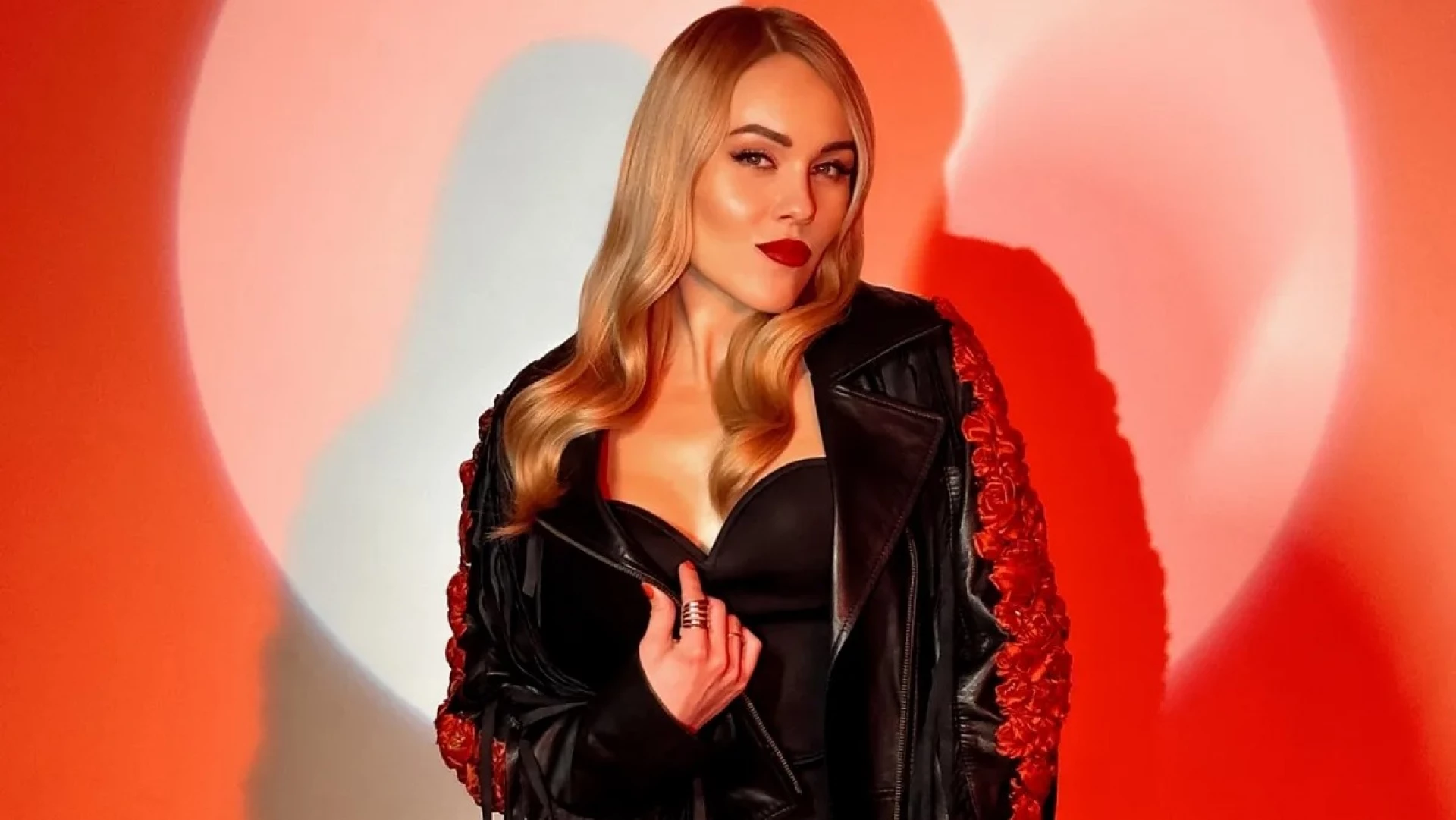 Чоловіка, який шантажував українську співачку Alyosha, затримали