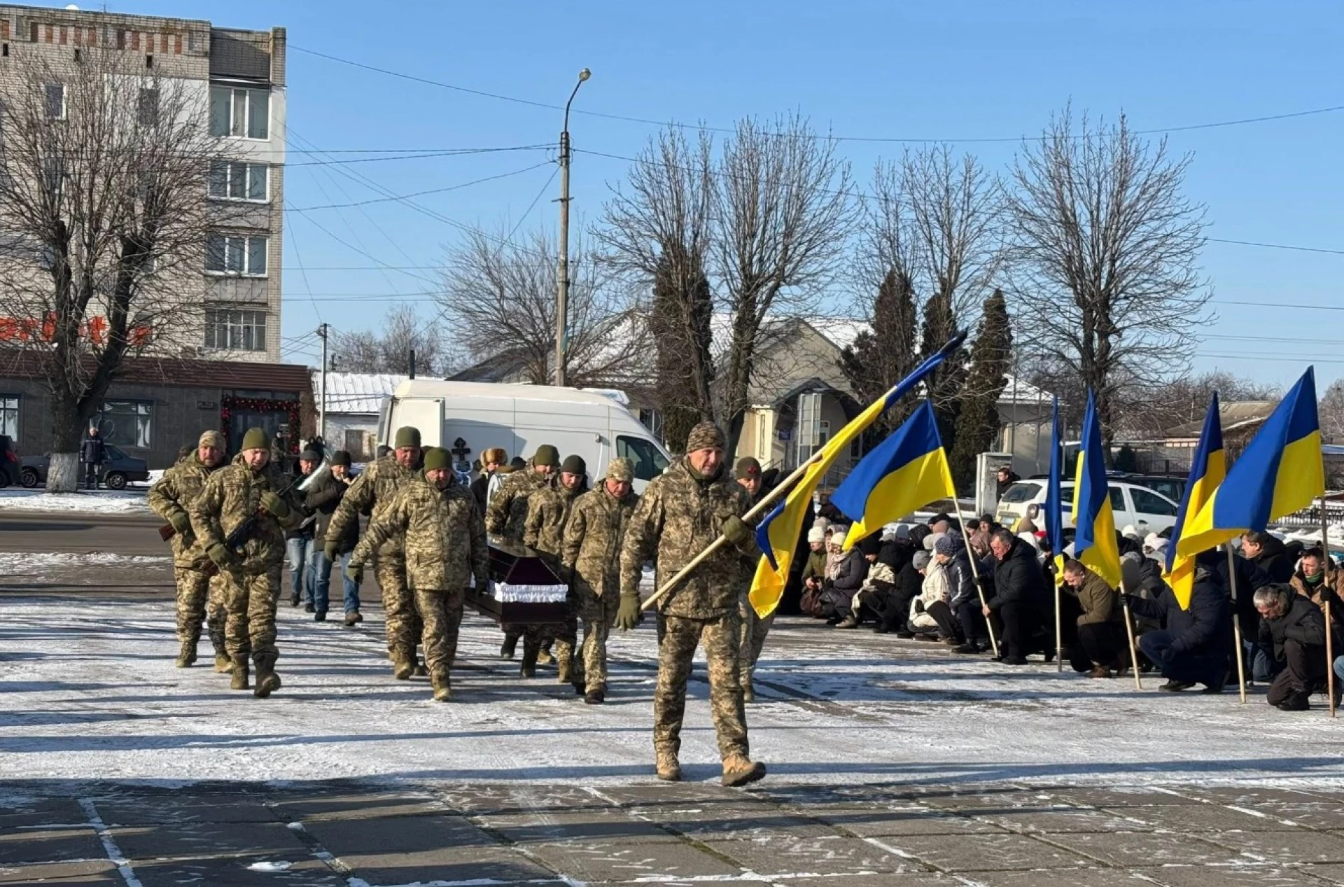 У Чорнобаївській громаді попрощалися із військовим Андрієм Осьмачком