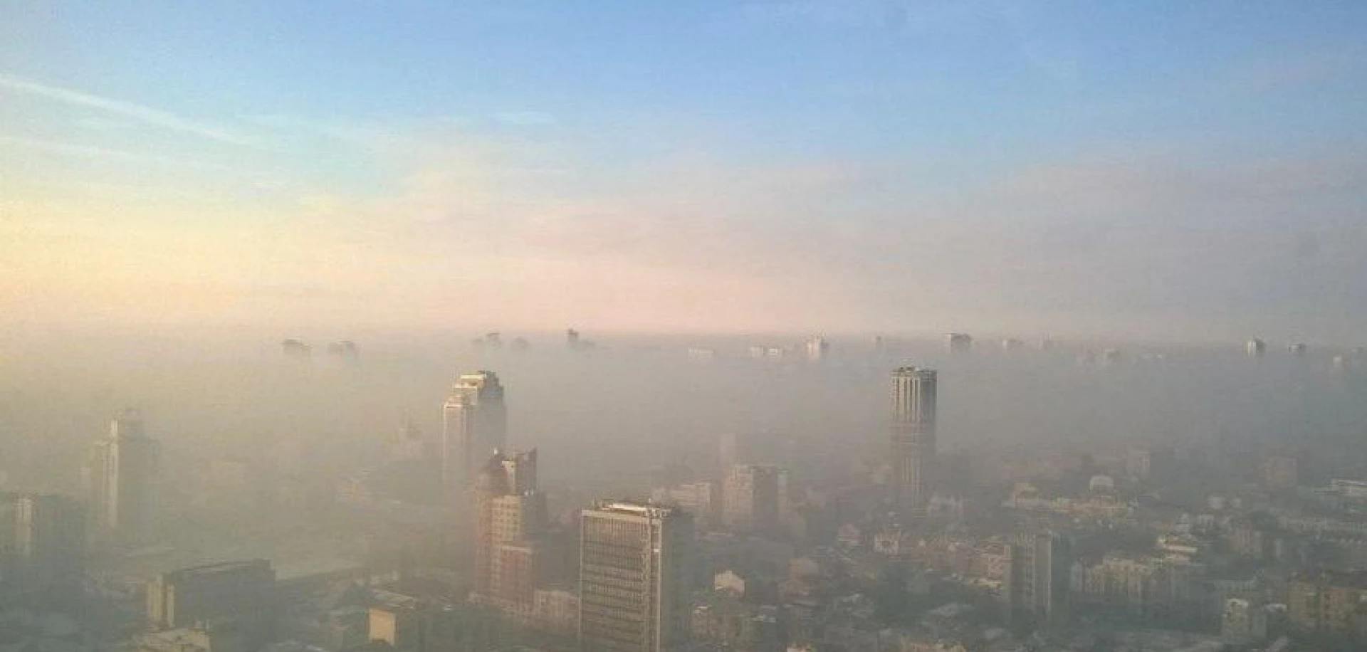 Унаслідок ворожих обстрілів на лівому березі Києва виникли пожежі – над містом утворився смог