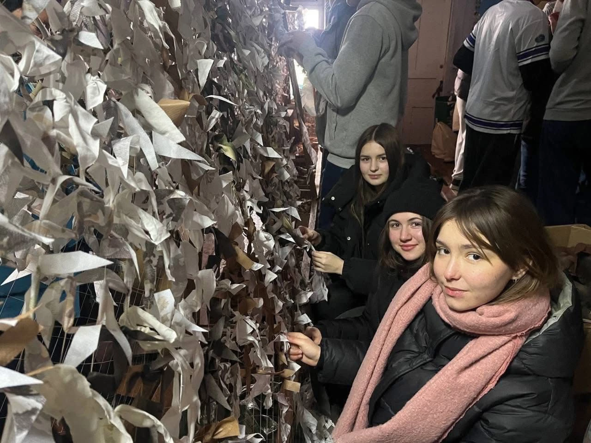 В Умані ліцеїсти під час канікул плели маскувальні сітки