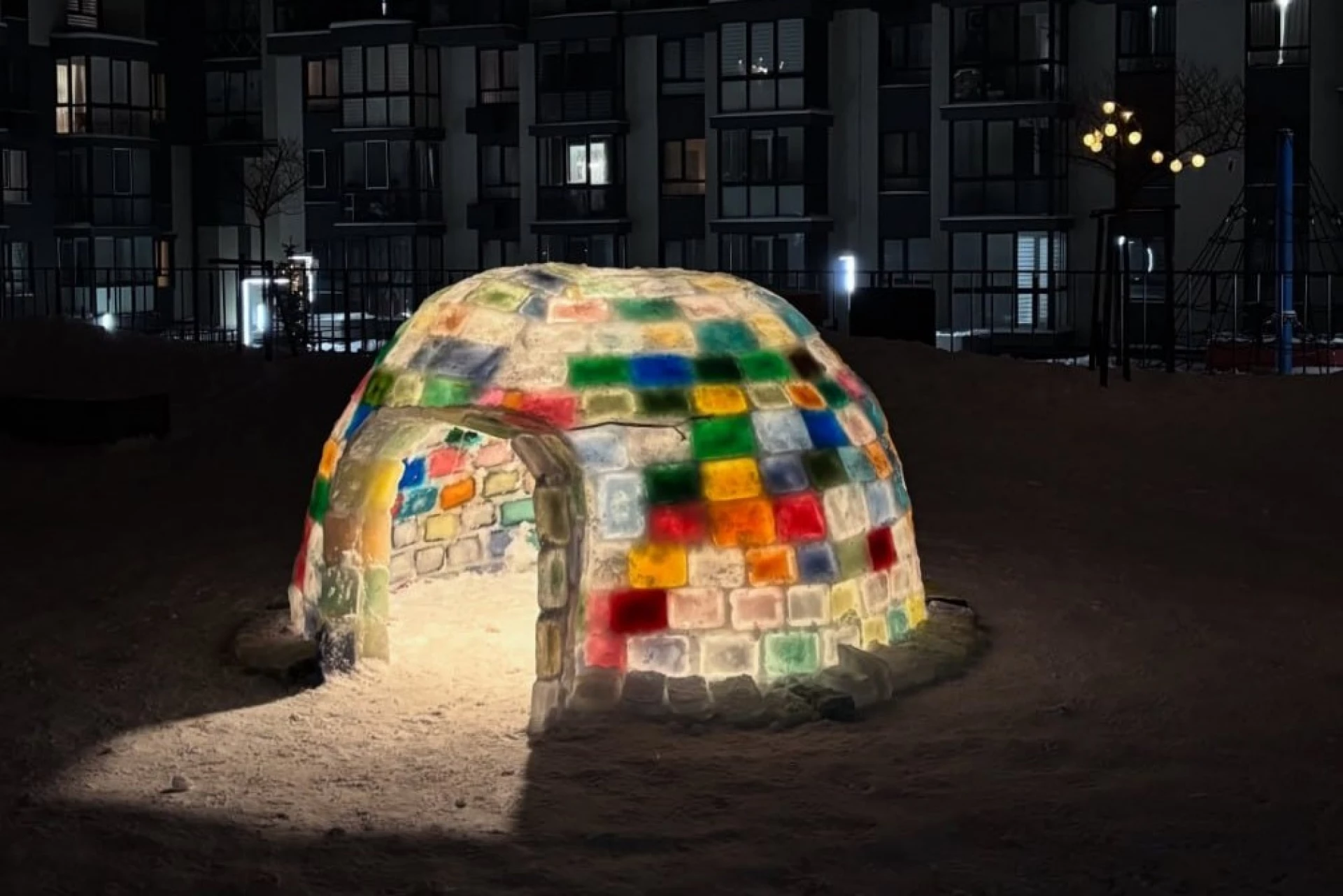 Маленьке диво великого міста: історія кольорового іглу в одному з дворів Києва