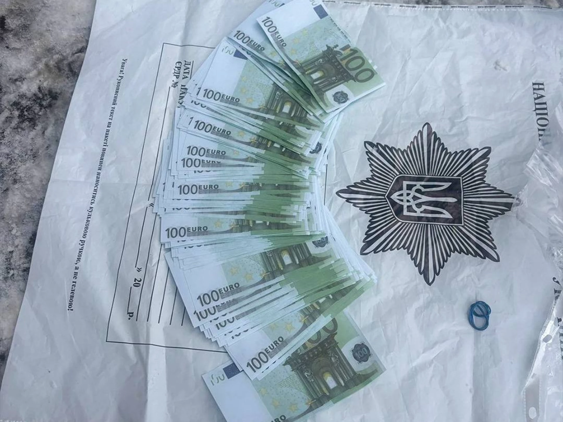 За 20 тисяч євро в формі поліції: у Києві затримали лікаря-переправника