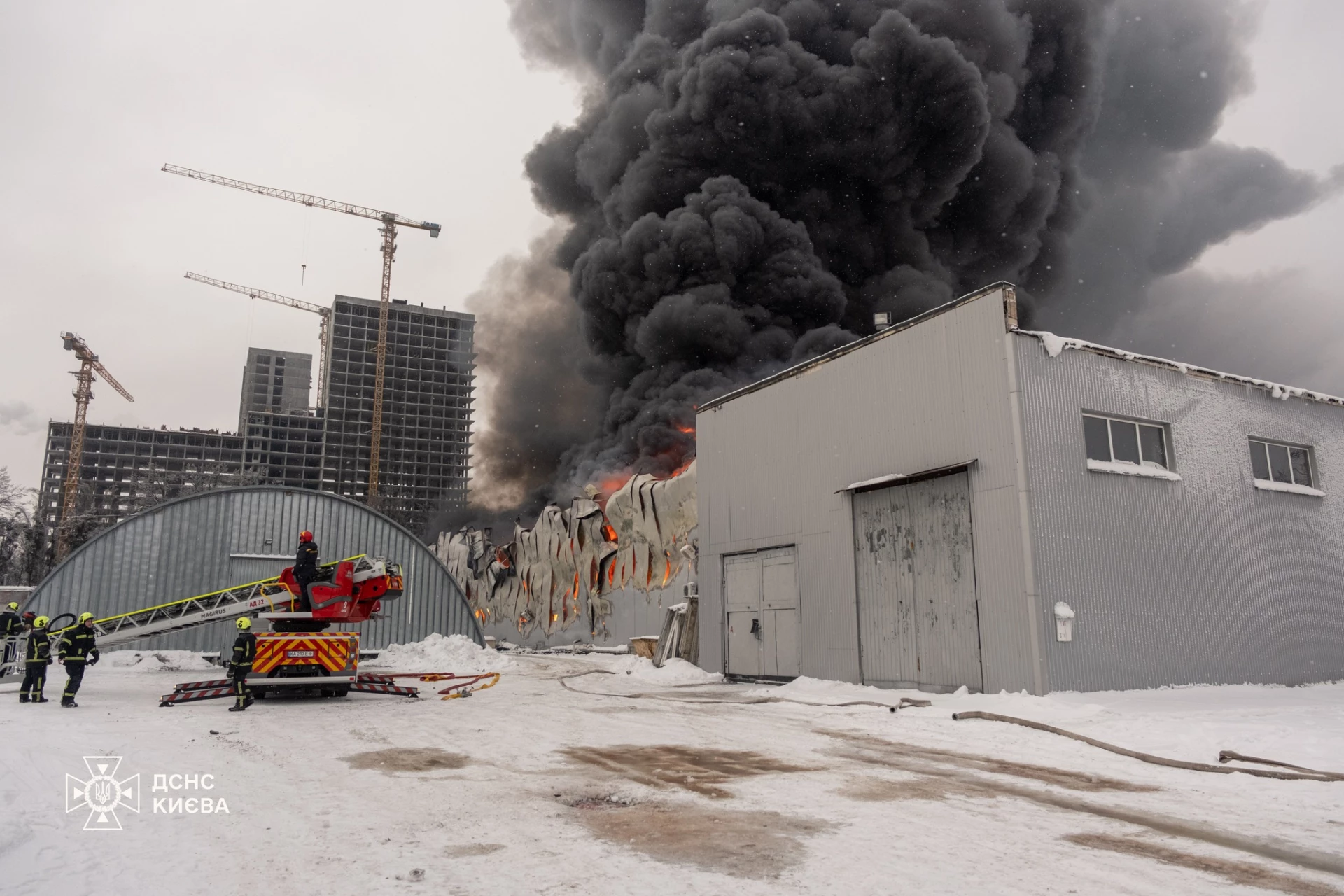 У Святошинському районі ліквідували пожежу в складській будівлі