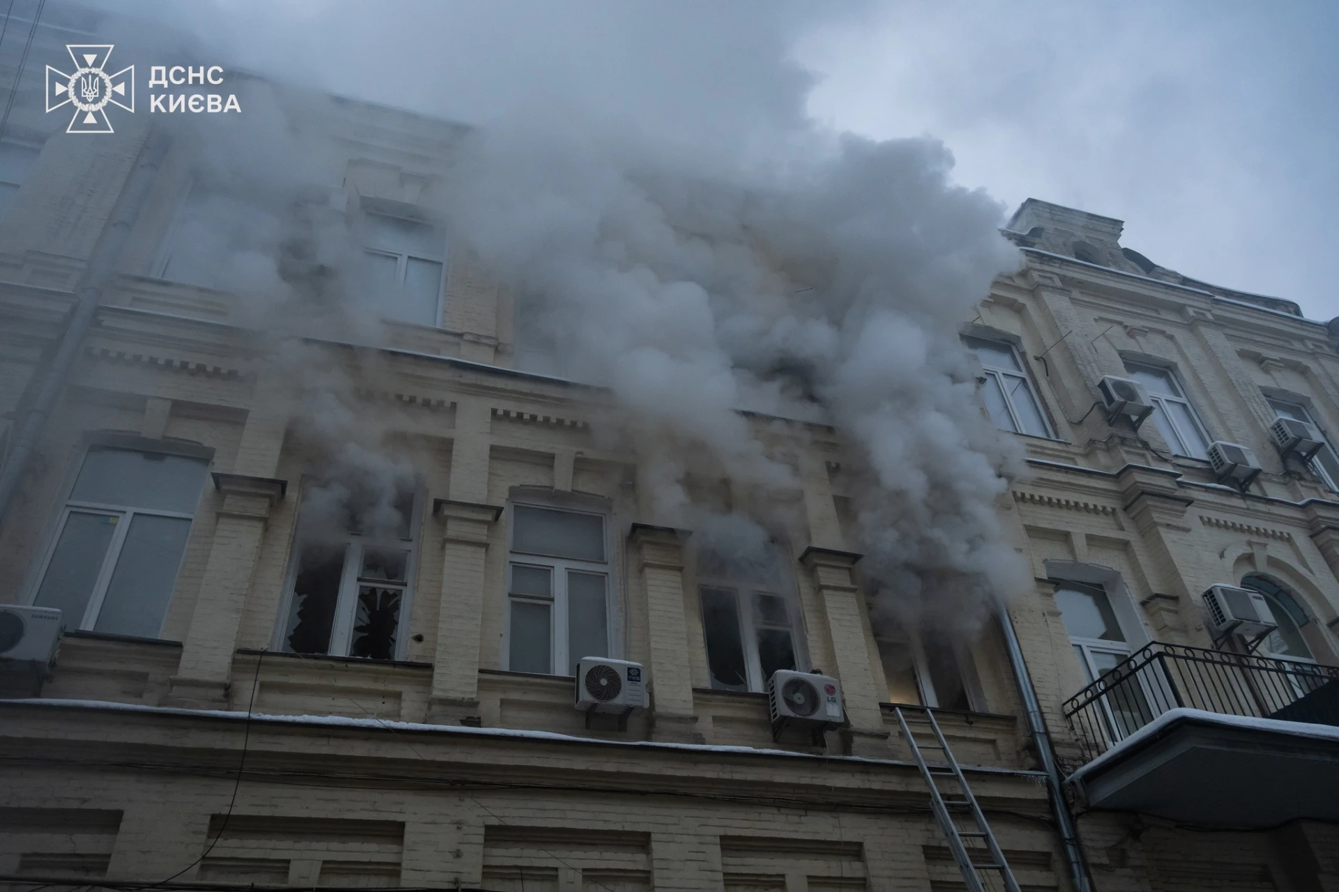 Рятувальники ліквідували пожежу в офісній будівлі на Хрещатику