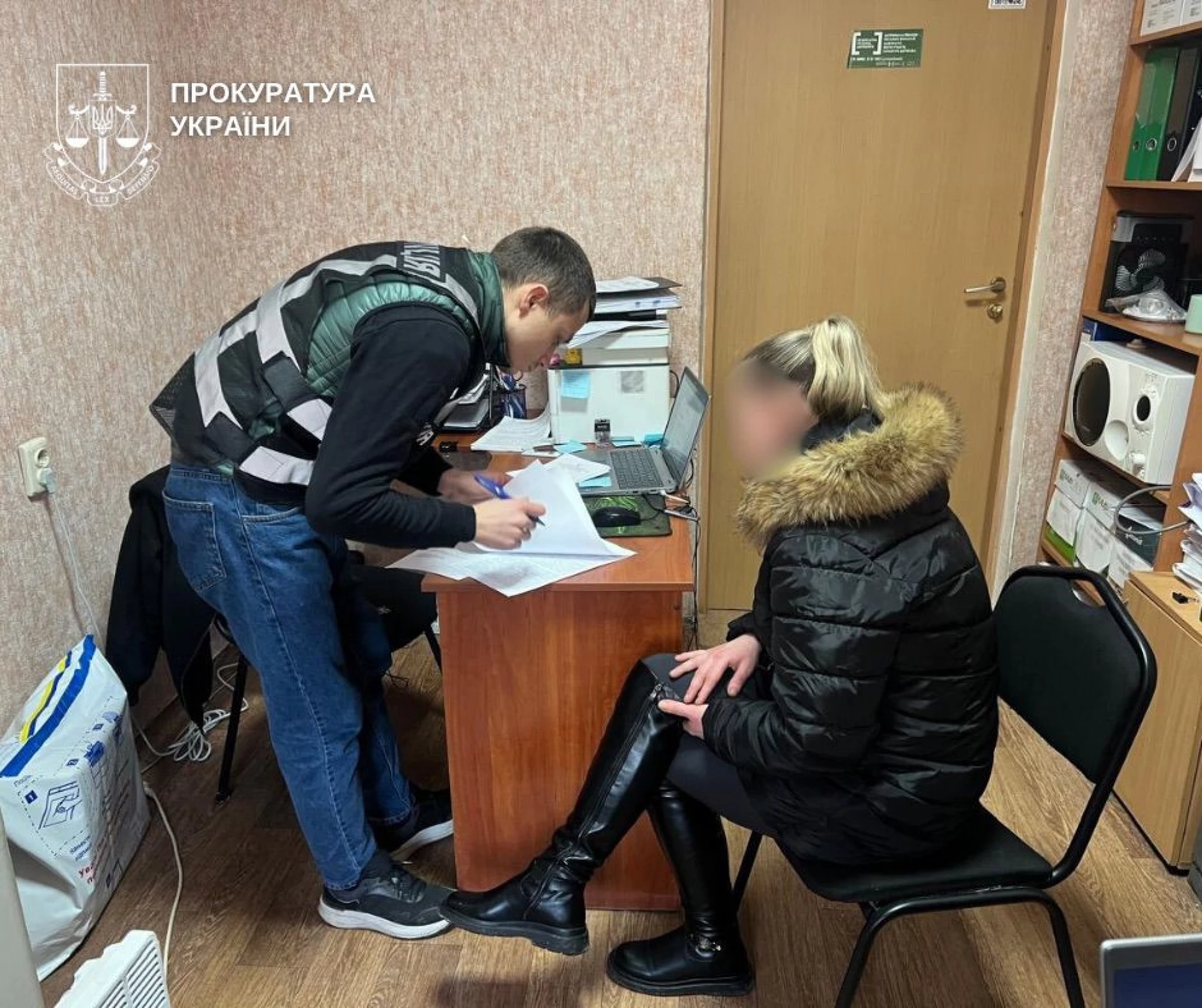 У Києві матір змушувала 9-річного сина голим спати у туалеті, систематично била та зв’язувала шнуром від телефону