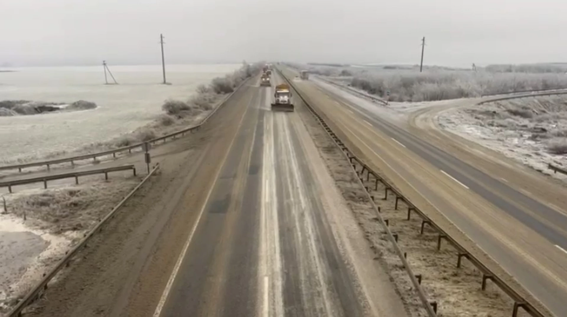 Стан проїзду на дорогах державного значення: працює 709 одиниць техніки