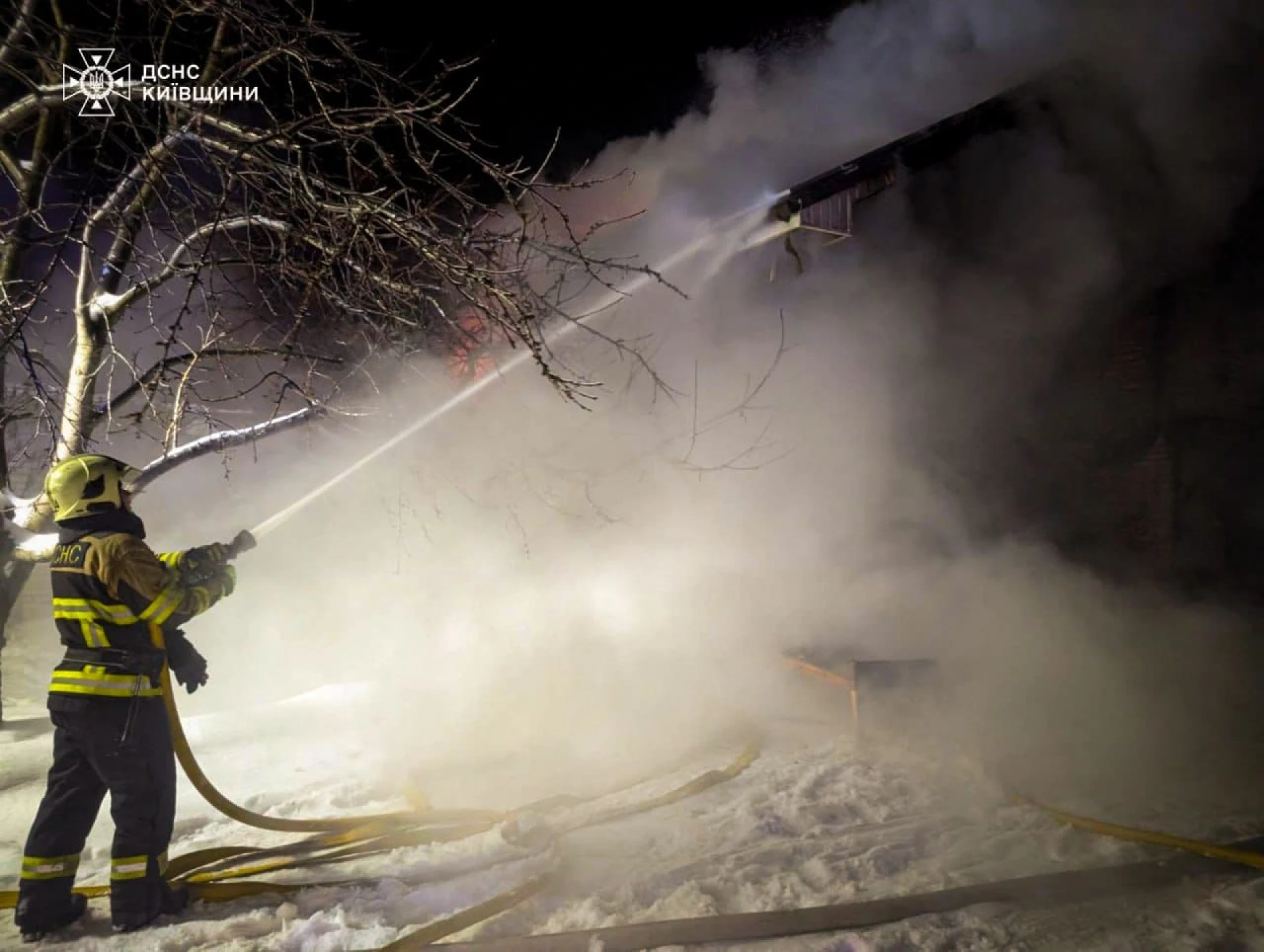 На Київщині через пожежу в пансіонаті евакуювали трьох людей