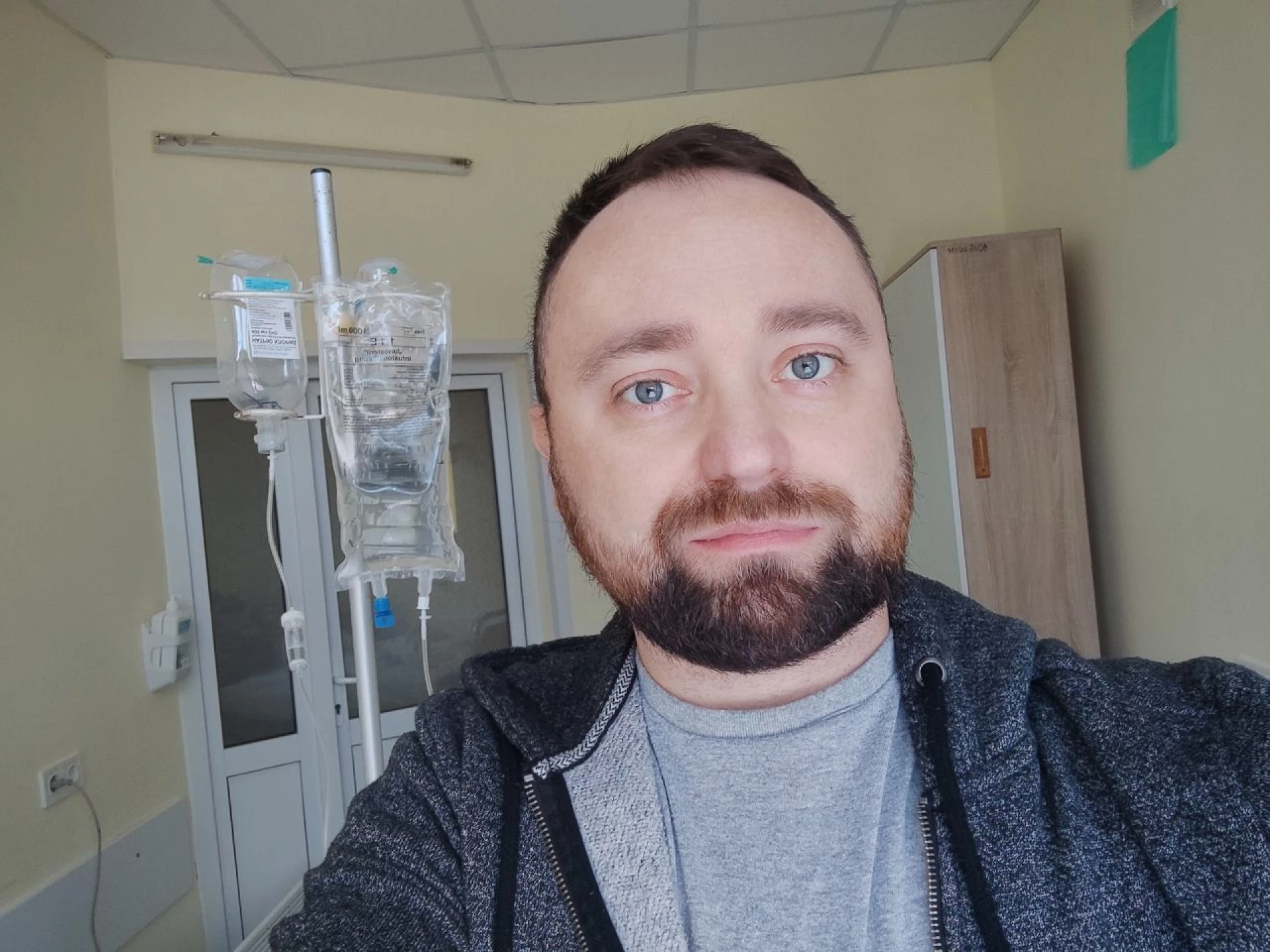 «Коли вимикають світло — ми починаємо світитися самі»: киянин під час лікування написав вірш про незламний Київ