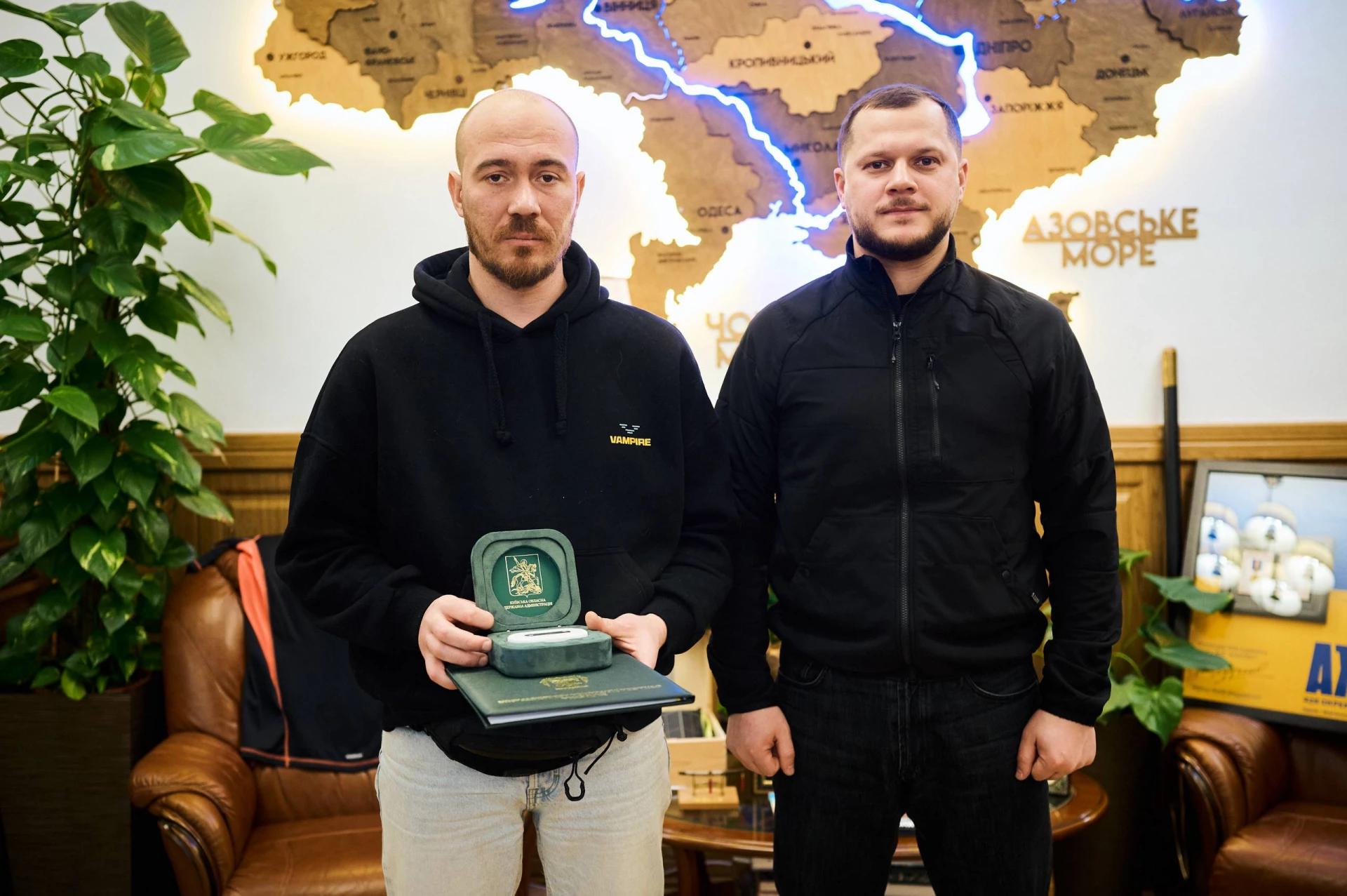 Воєнкору, який врятував дитину під час обстрілу РФ на Київщині, вручили відзнаку