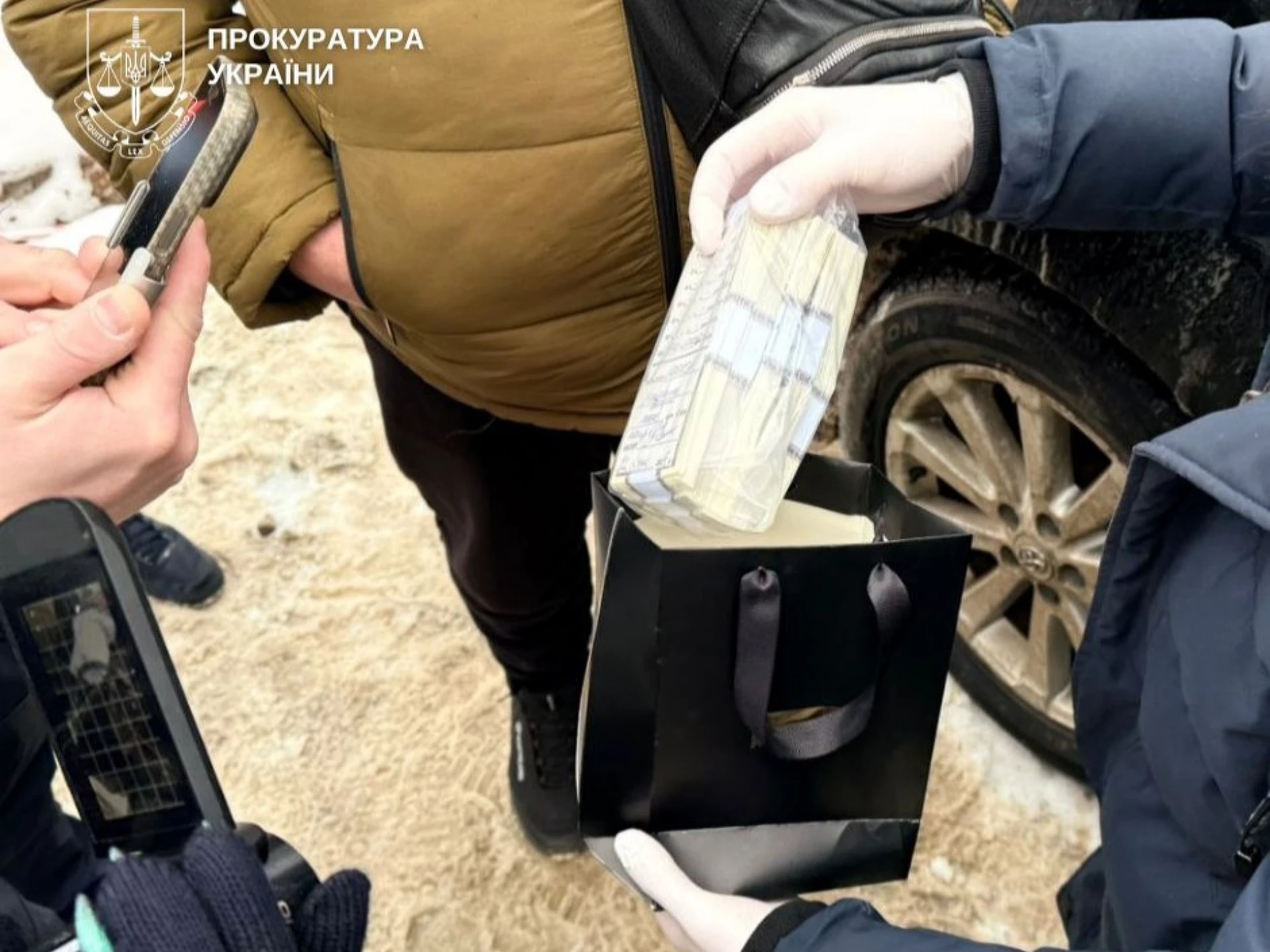 У Києві викрили схему збуту підроблених доларів: фальшивки продавали за пів ціни