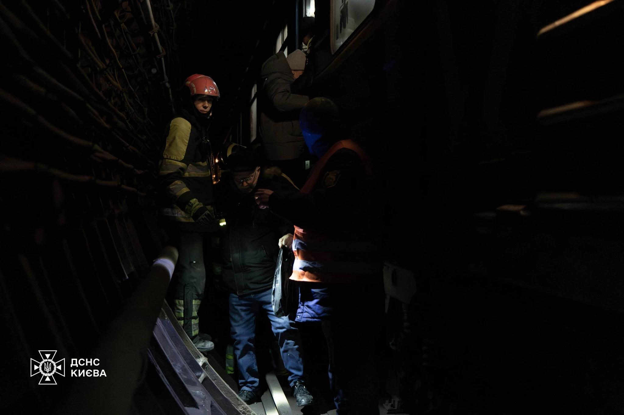 Майже 500 людей евакуювали з київського метро під час аварійного відключення електроенергії