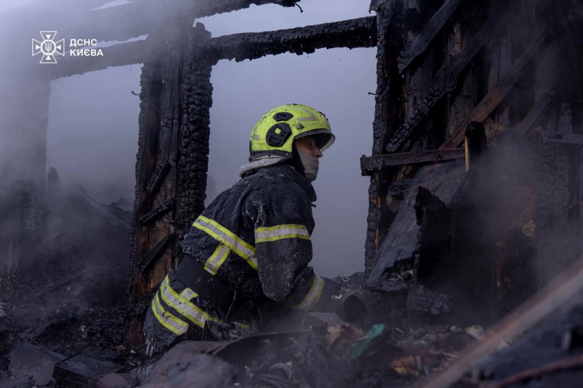 У Києві горів приватний будинок — постраждали дві жінки