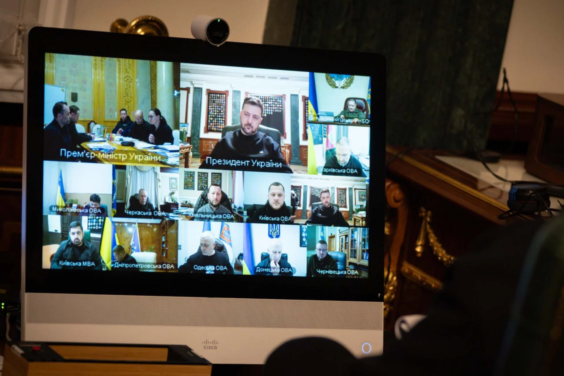 Зеленському доповіли про ситуацію з відключенням світла на Черкащині