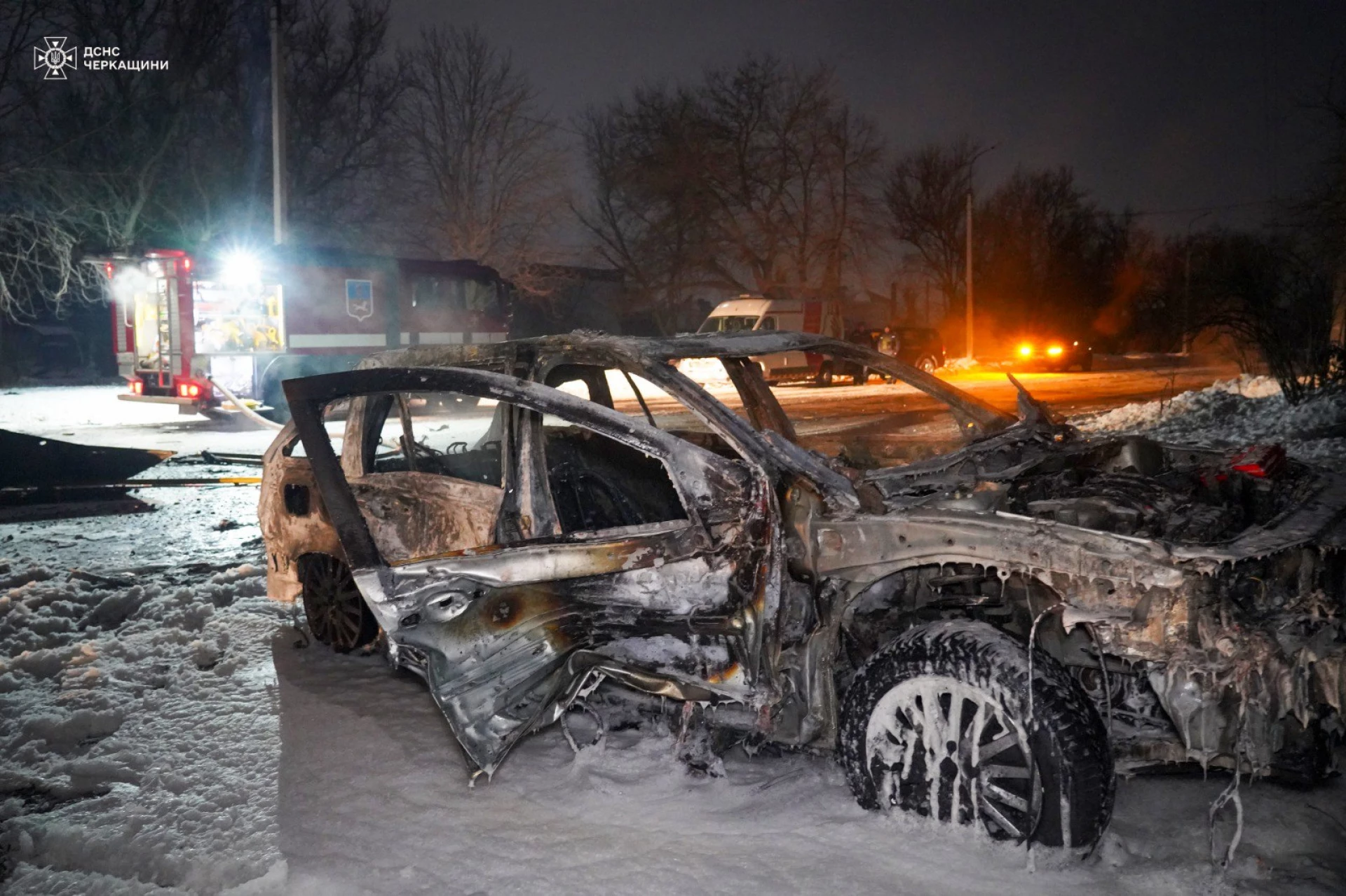 Показали відео наслідків обстрілу Черкас: згоріли авто, пошкоджена АЗС