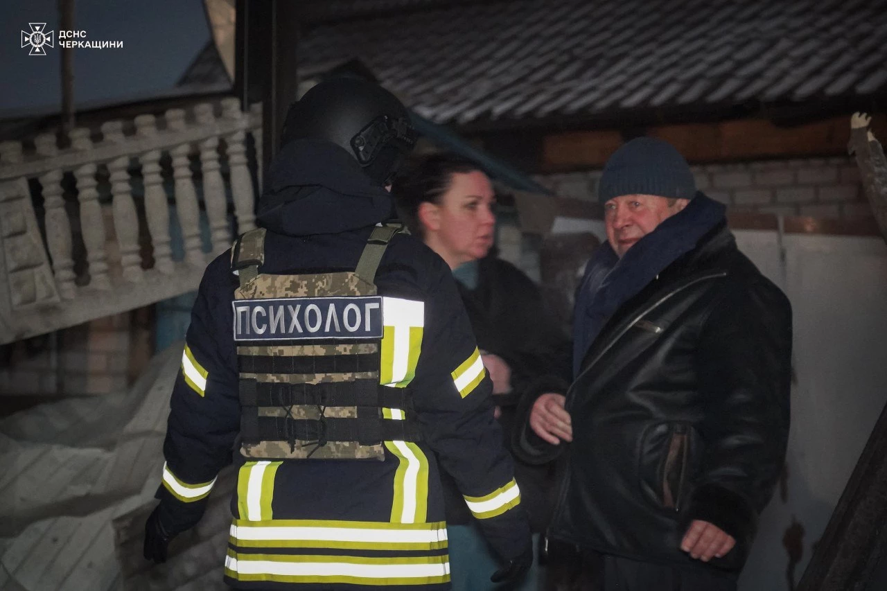 Показали відео наслідків обстрілу Черкас: згоріли авто, пошкоджена АЗС