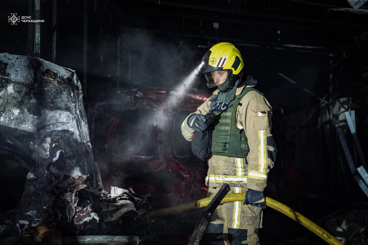 Показали відео наслідків обстрілу Черкас: згоріли авто, пошкоджена АЗС